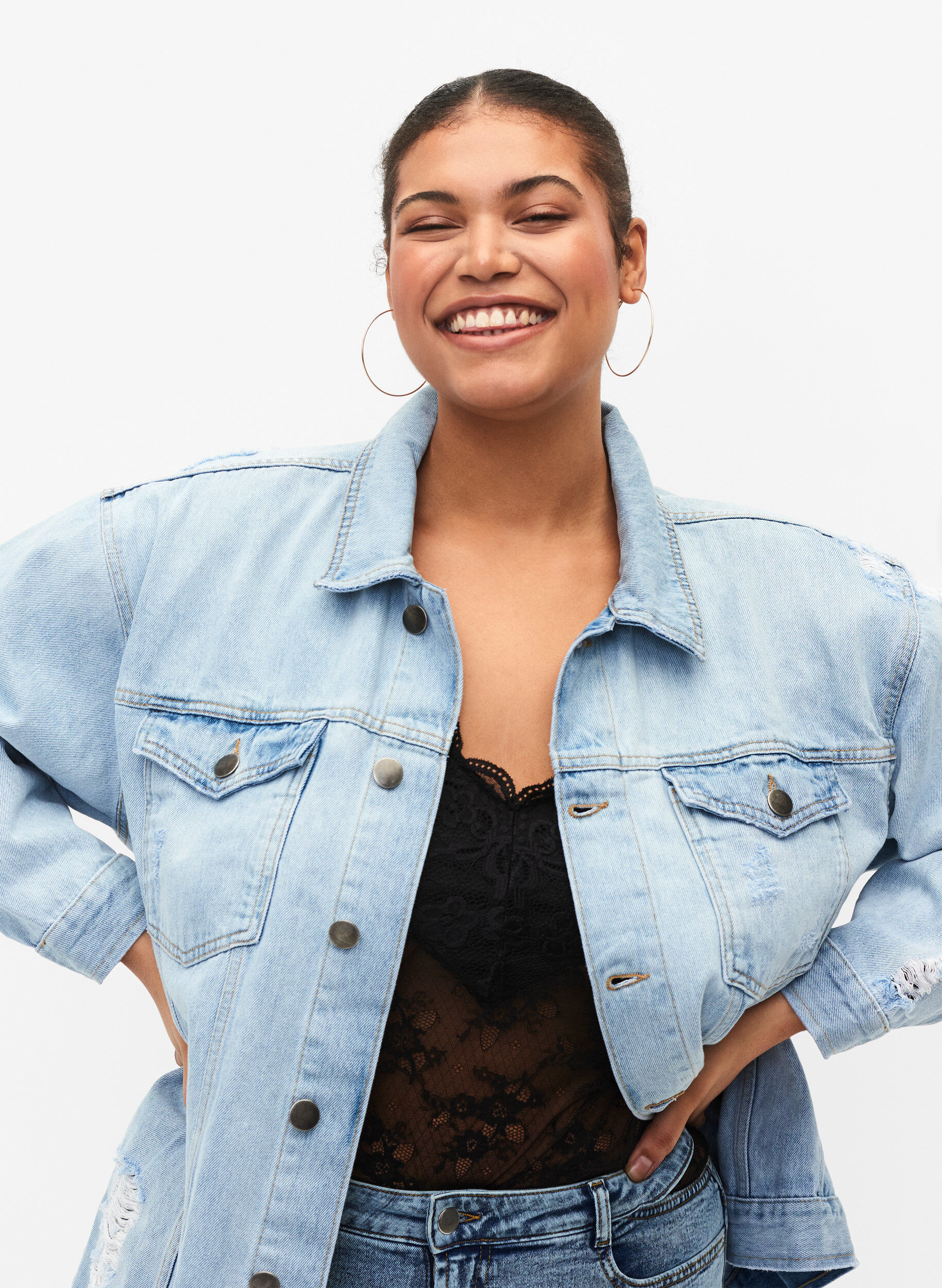 ZizziLocker sitzende Jeansjacke mit Abnutzungsdetails, Light blue denim, Model image number 2