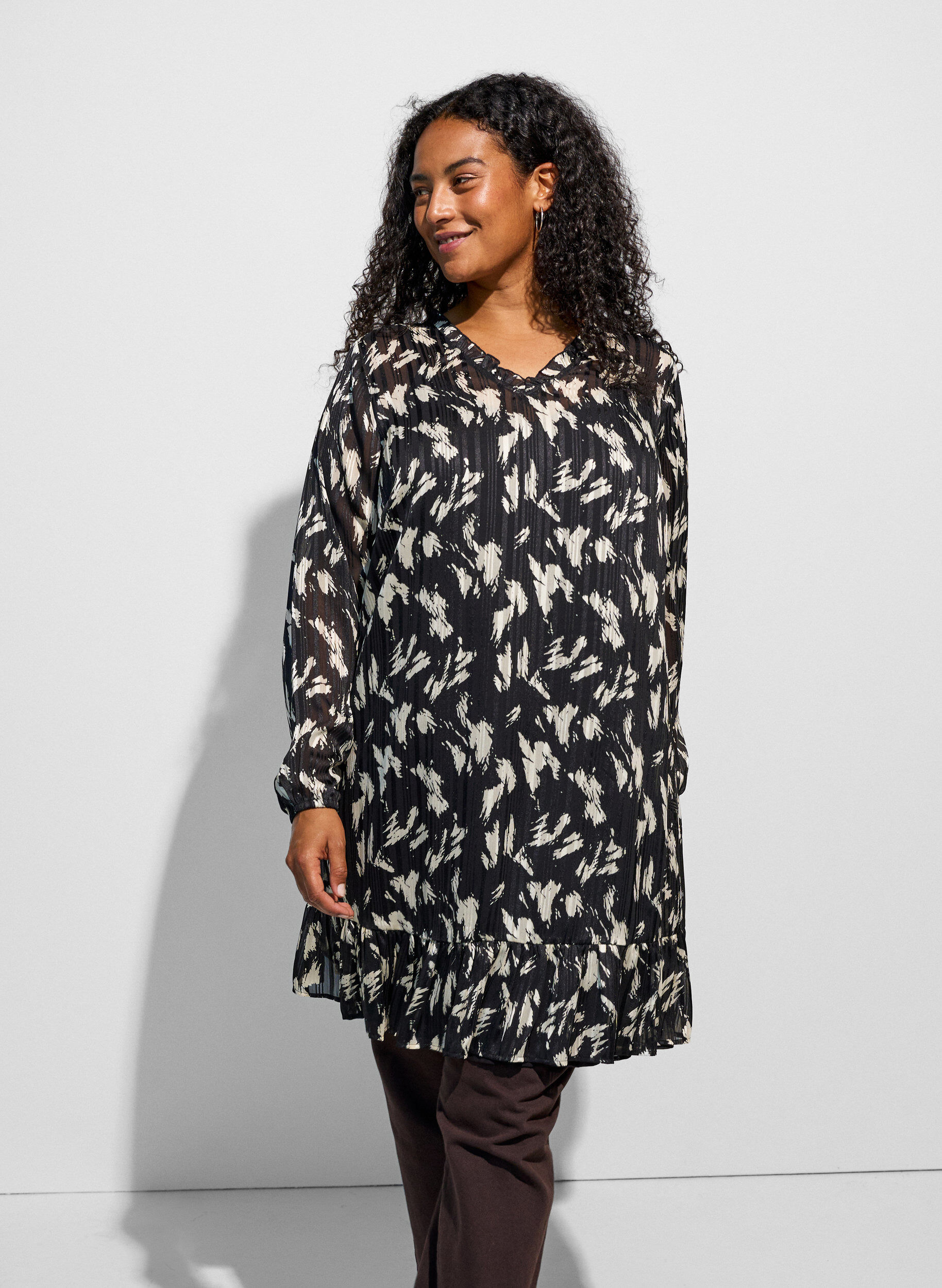 ZizziGemustertes Kleid mit R&uuml;schen und langen &Auml;rmeln, Schwarz, Model image number 3
