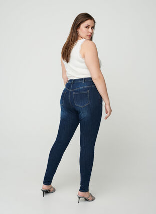 Super Slim Amy Jeans mit hoher Taille, Dark Blue, Model image number 1