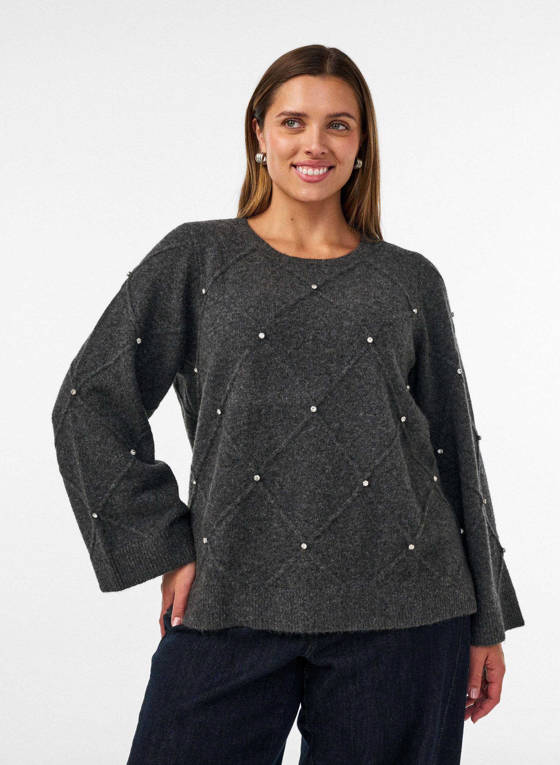 Bluse aus Strick mit Strasssteinen und Rautenmuster, Grau, Model