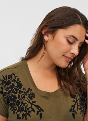 T-Shirt aus Bio-Baumwolle mit Print-Details, Ivy Green, Model image number 2