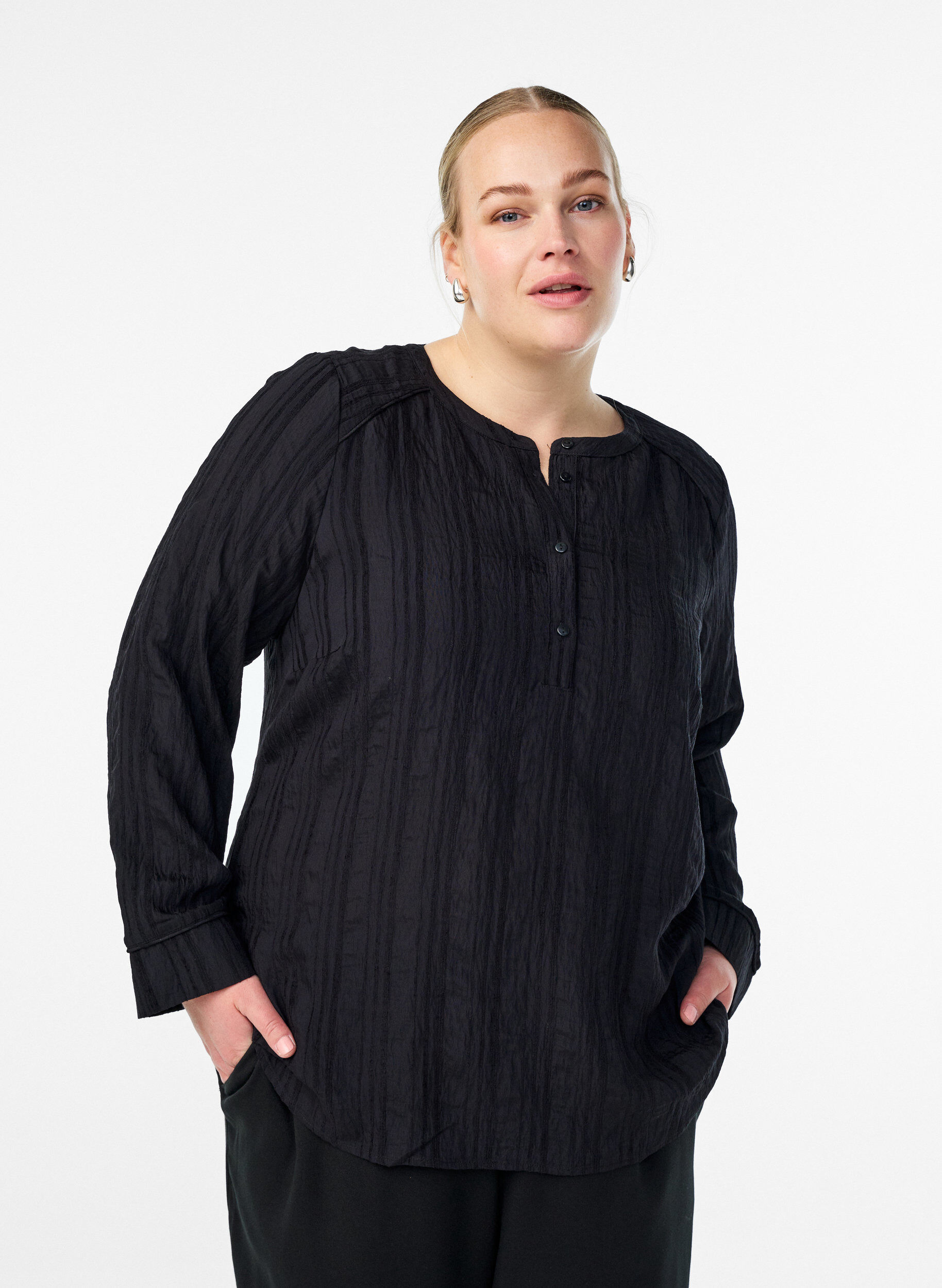 Bluse mit Ton-in-Ton-Struktur und Kn&ouml;pfen, Schwarz, Model