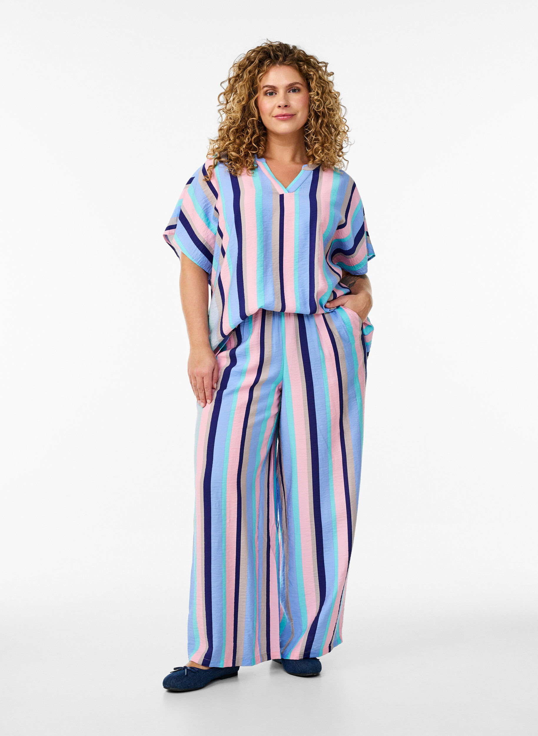 ZizziGestreifte Viskose-Bluse mit kurzen &Auml;rmeln, Blau, Model image number 1