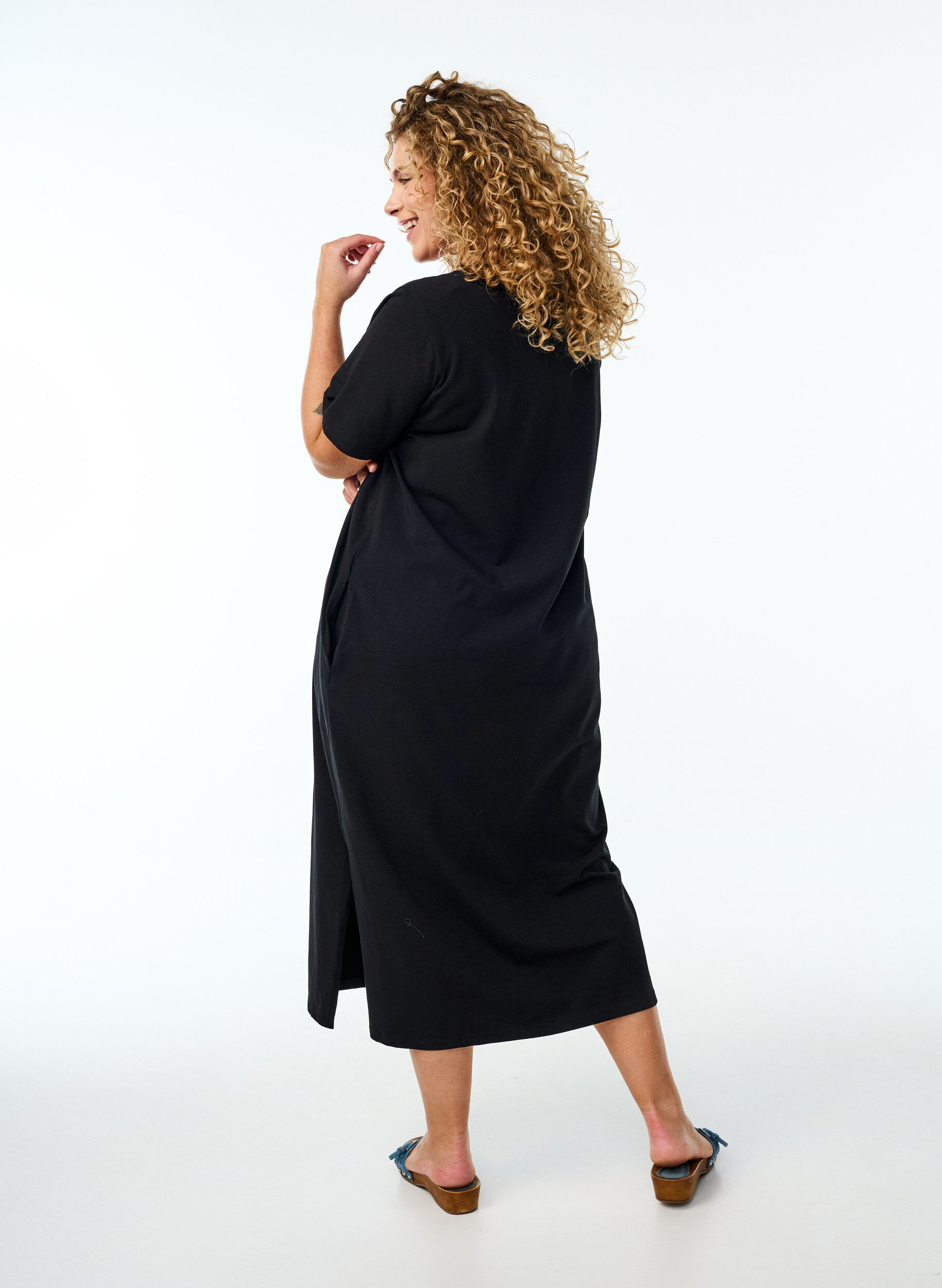 ZizziMidi-T-Shirtkleid mit V-Ausschnitt., Schwarz, Model image number 2