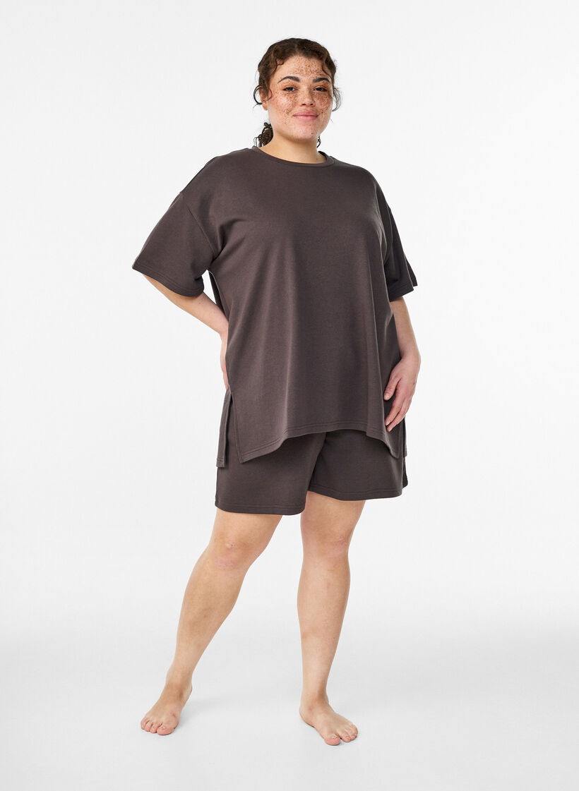 Hoch taillierte Sweatshorts mit Taschen, Braun, Model image number 1