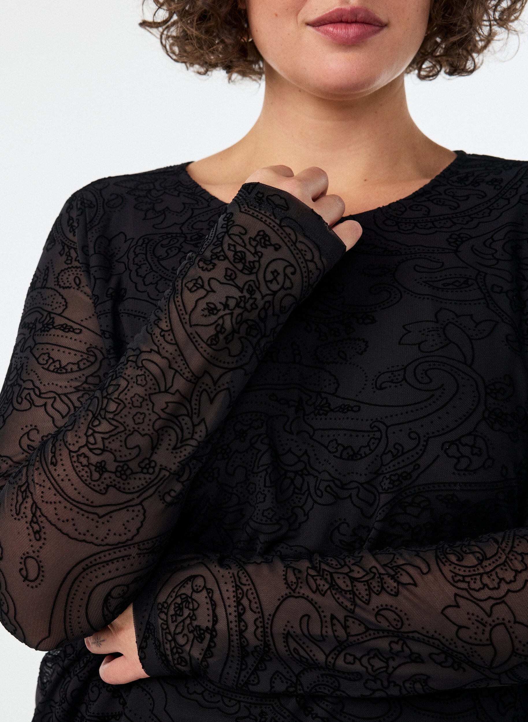 ZizziMesh-Bluse mit Paisley-Print und asymmetrischem Saum, Schwarz, Model image number 3