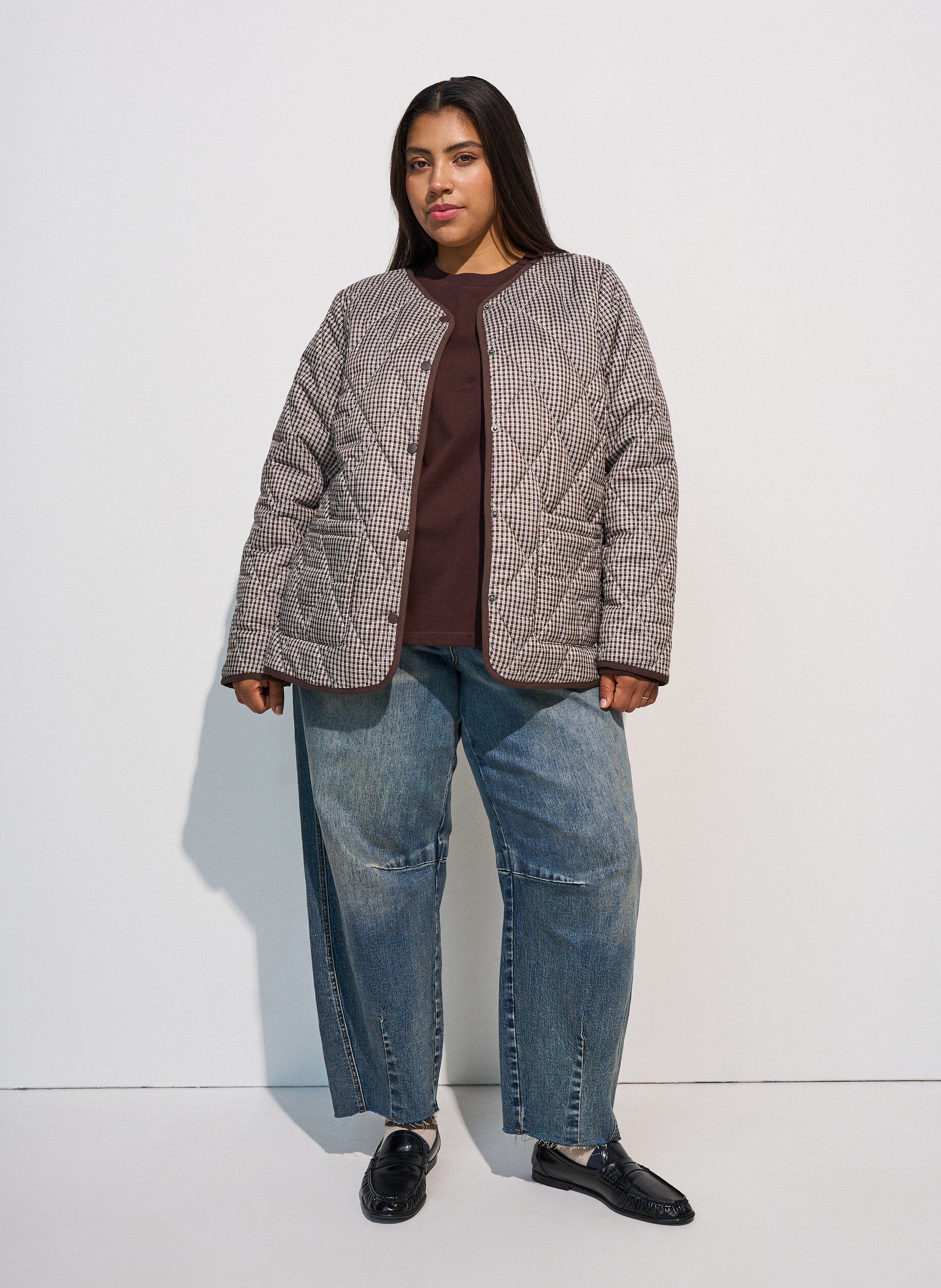 ZizziSteppjacke mit kleinem Karomuster und Kontrastbesatz, Braun, Model image number 1