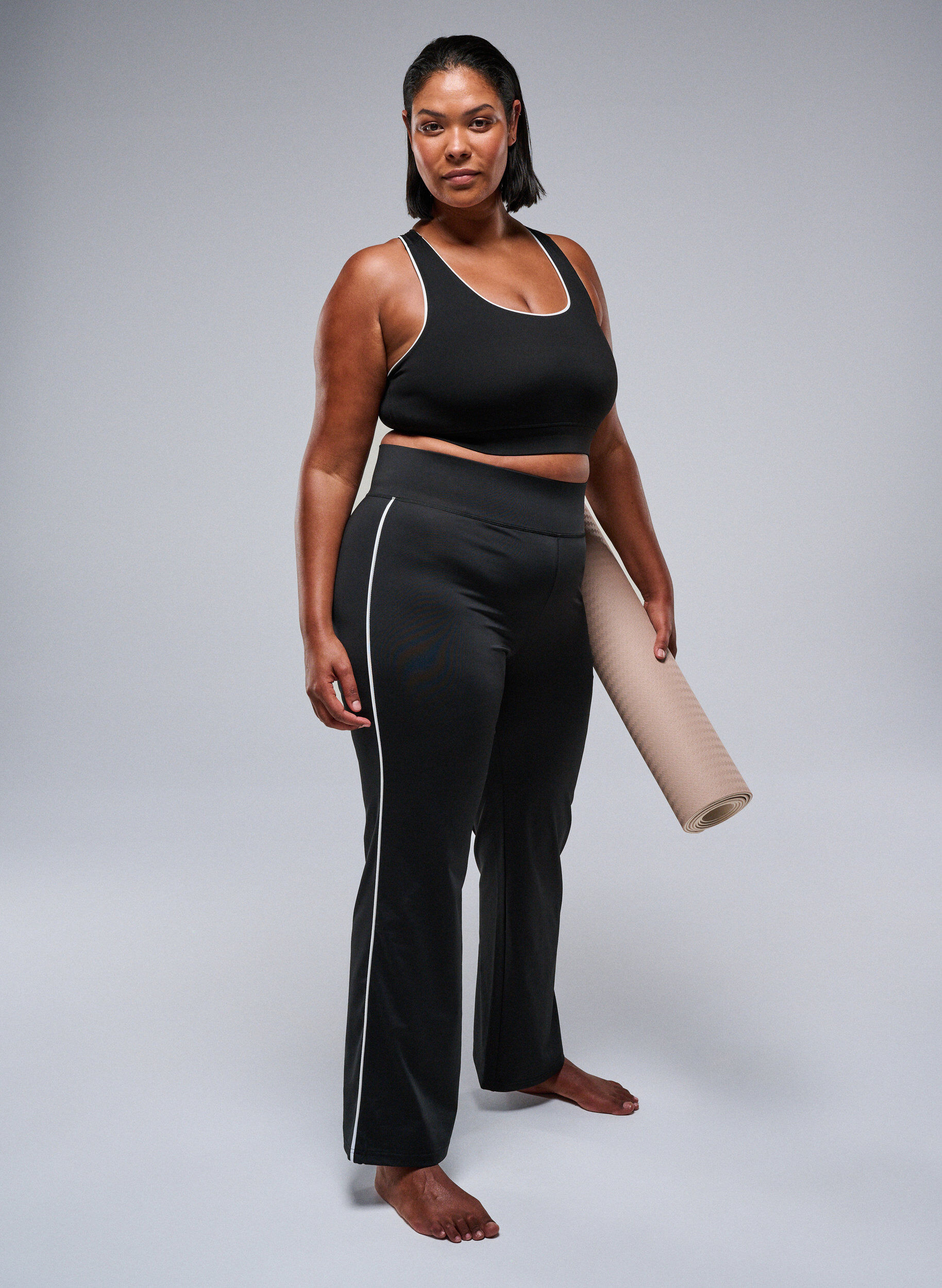 Ausgestellte Trainingshosen mit Kontrastpaspelierung