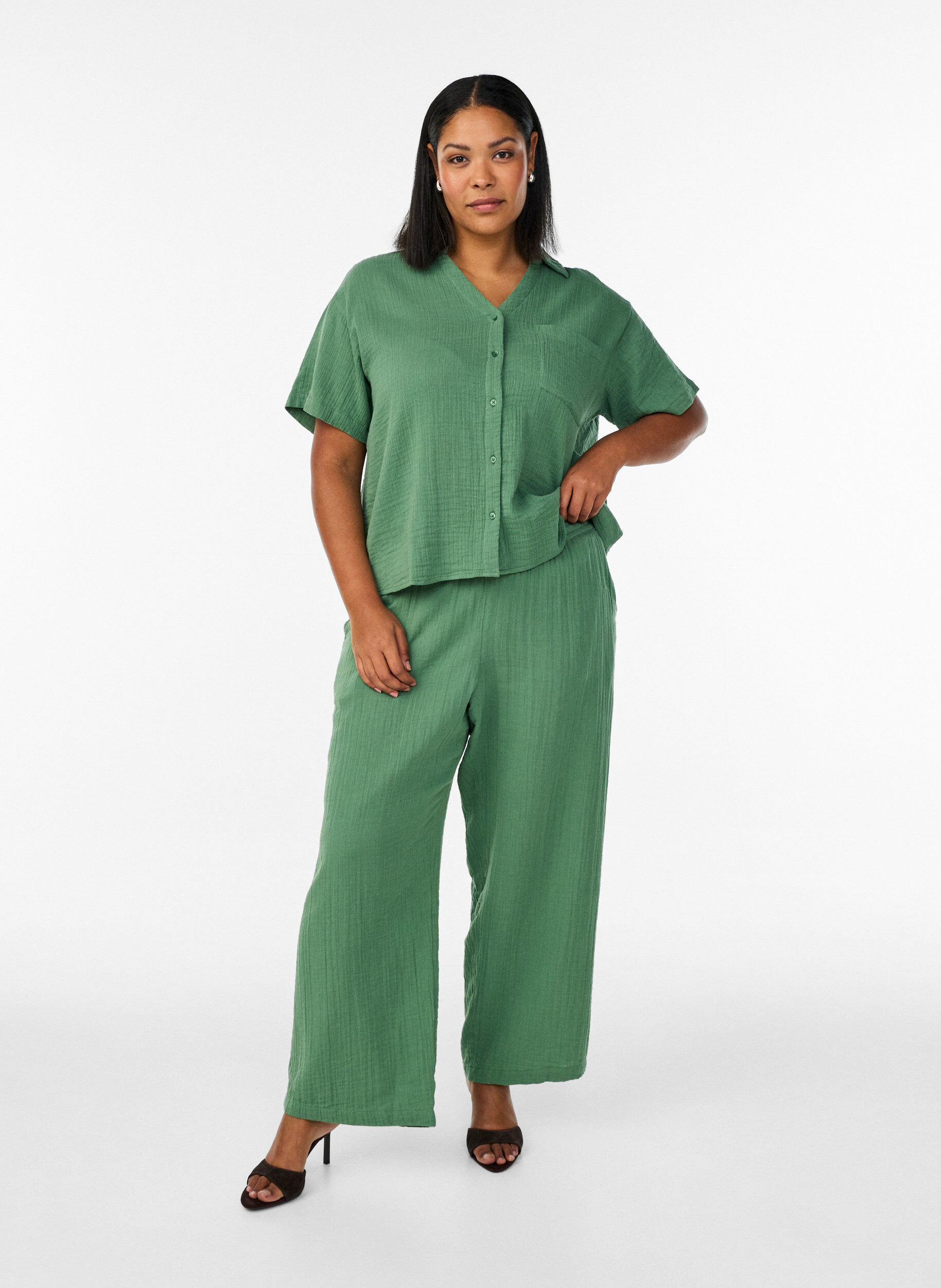 Hoch taillierte Hose aus Baumwoll-Musselin mit weitem Bein, Gr&uuml;n, Model