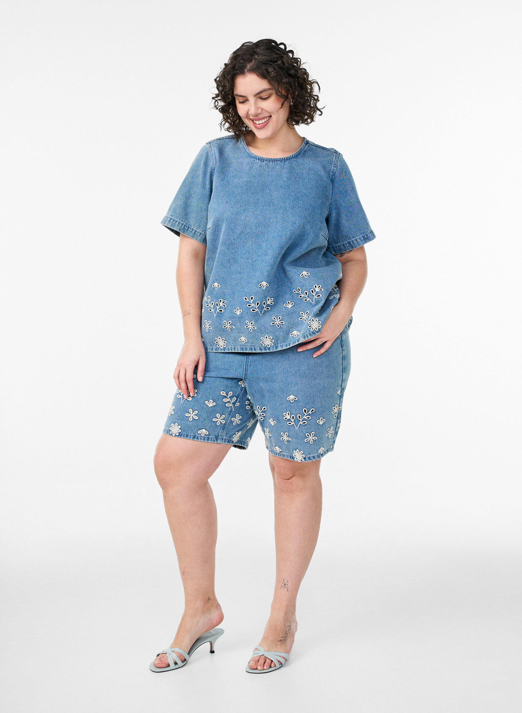 ZizziKurz&auml;rmelige Jeansbluse mit Lochstickerei, Blau, Model image number 1