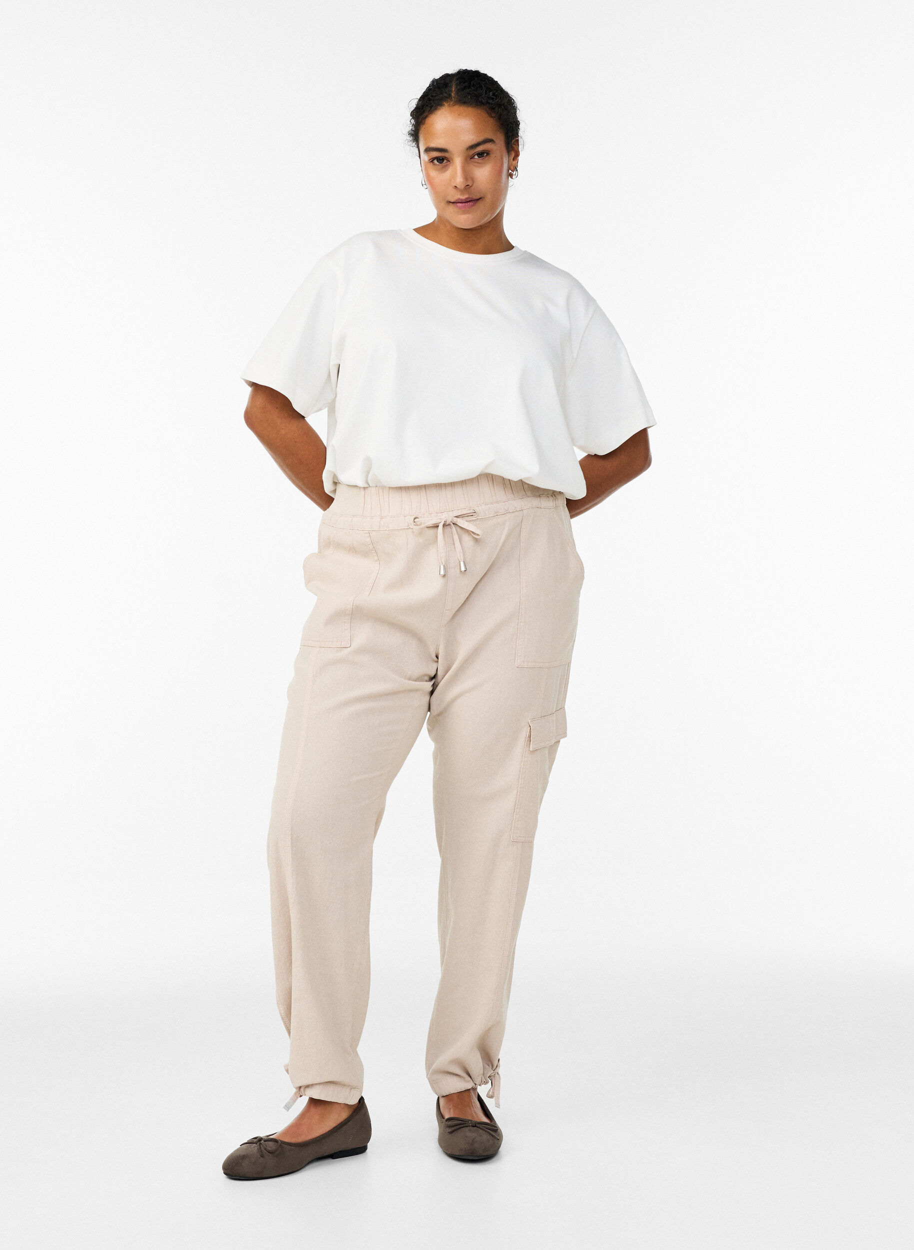 Lockere Cargohose aus Baumwolle, Beige, Model