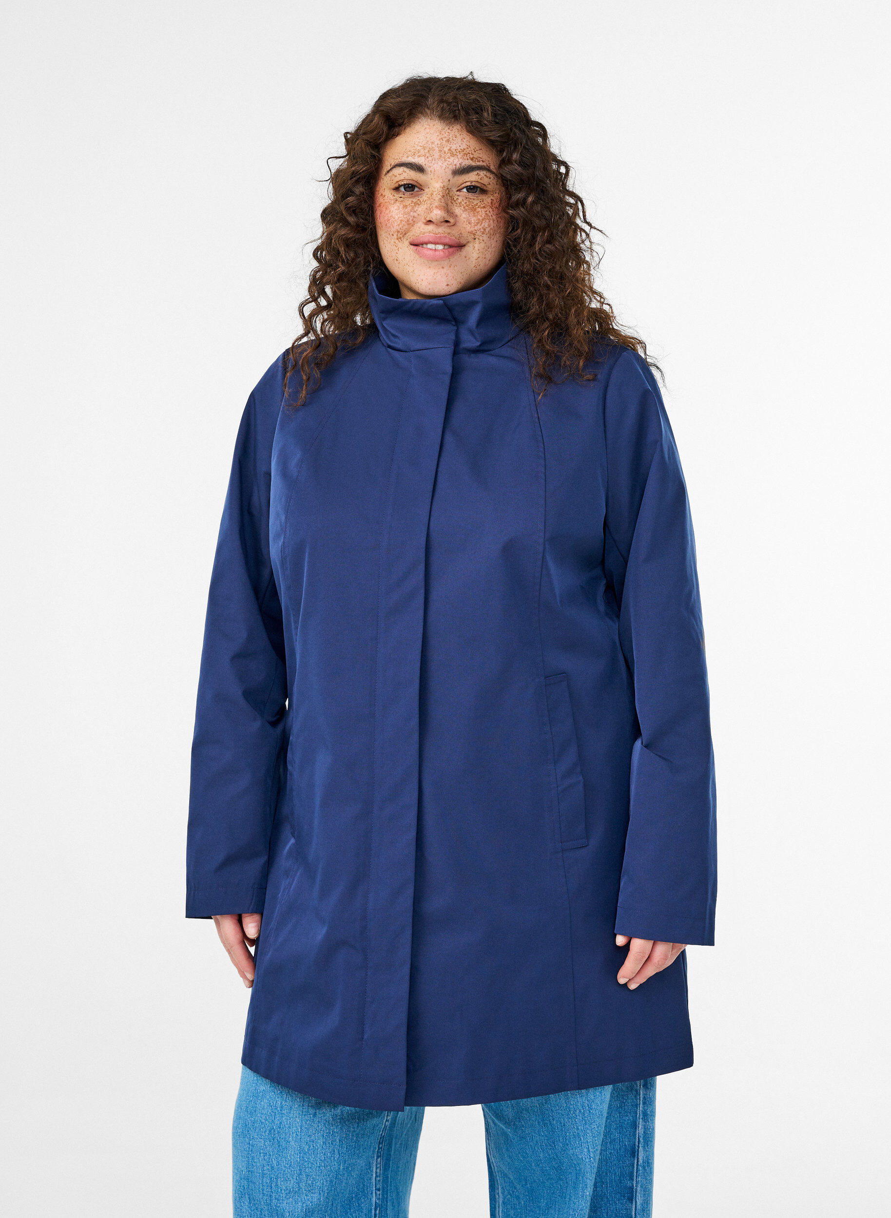 Zizzi&Uuml;bergangsjacke mit Taschen und hohem Kragen, Blau, Model image number 0