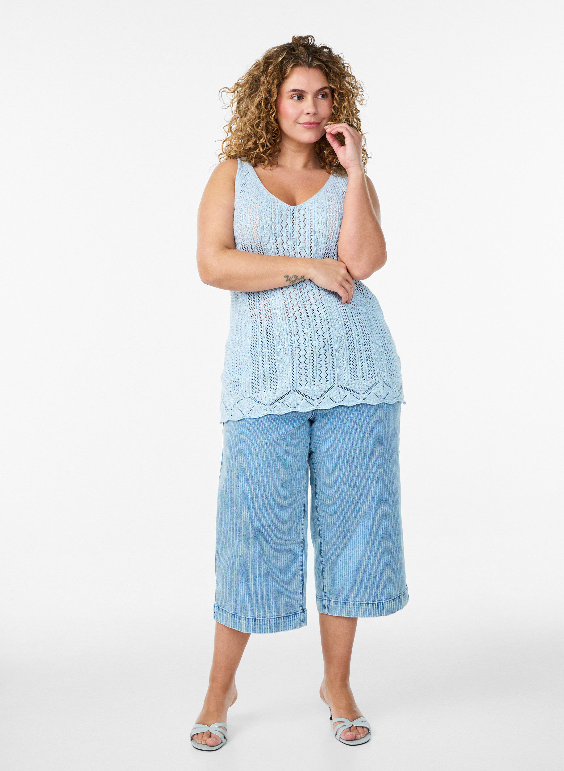 ZizziStricktop mit Lochstickerei und V-Ausschnitt, Blau, Model image number 1