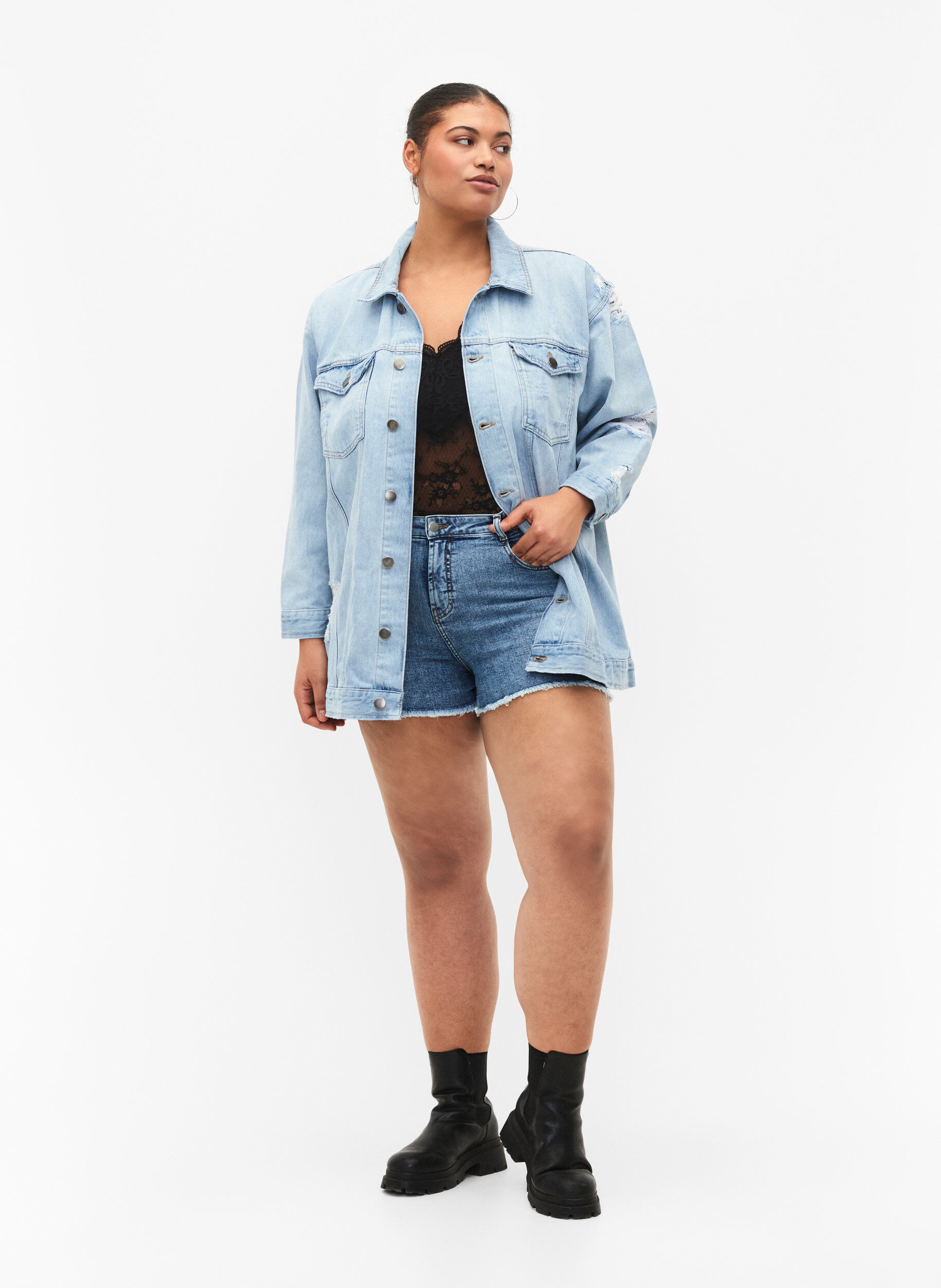 ZizziLocker sitzende Jeansjacke mit Abnutzungsdetails, Light blue denim, Model image number 3