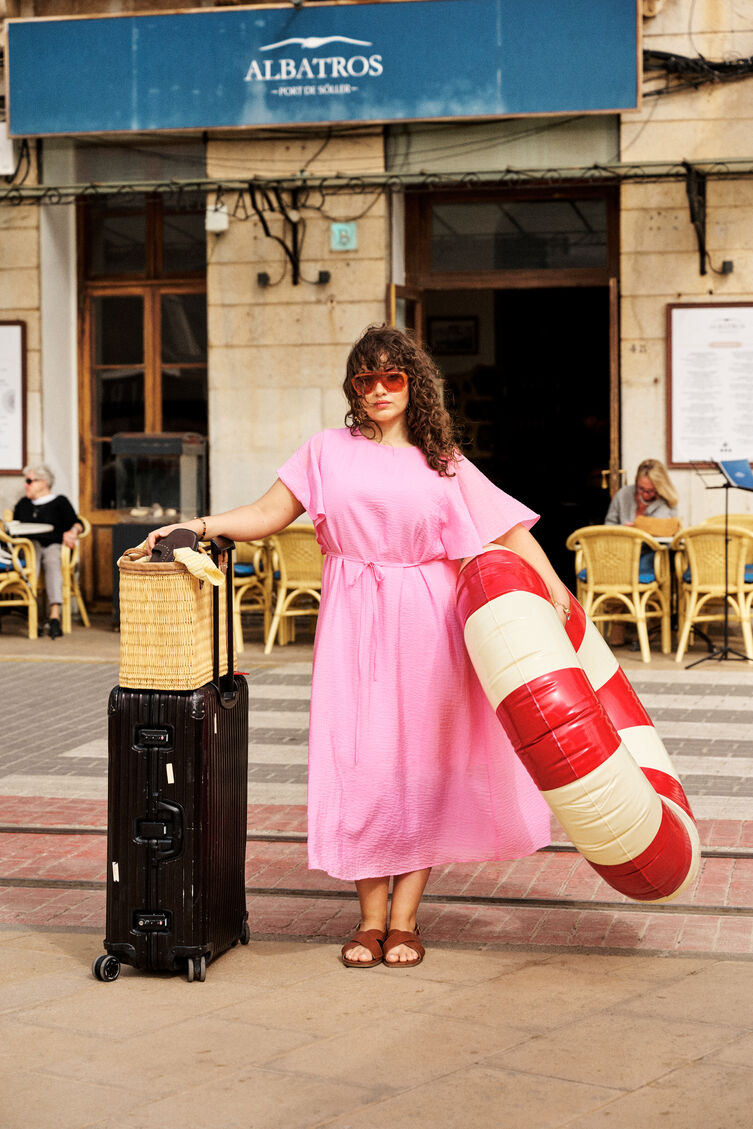 Rosa Urlaubsstimmung mit einer gewissen Sch&auml;rfe, , Model