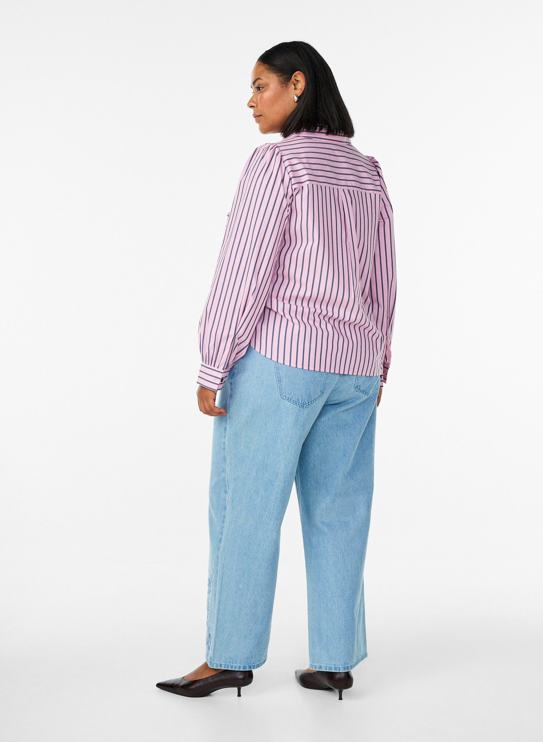 ZizziMyra Jeans mit weiter Passform und Blumendetails, Blau, Model image number 1