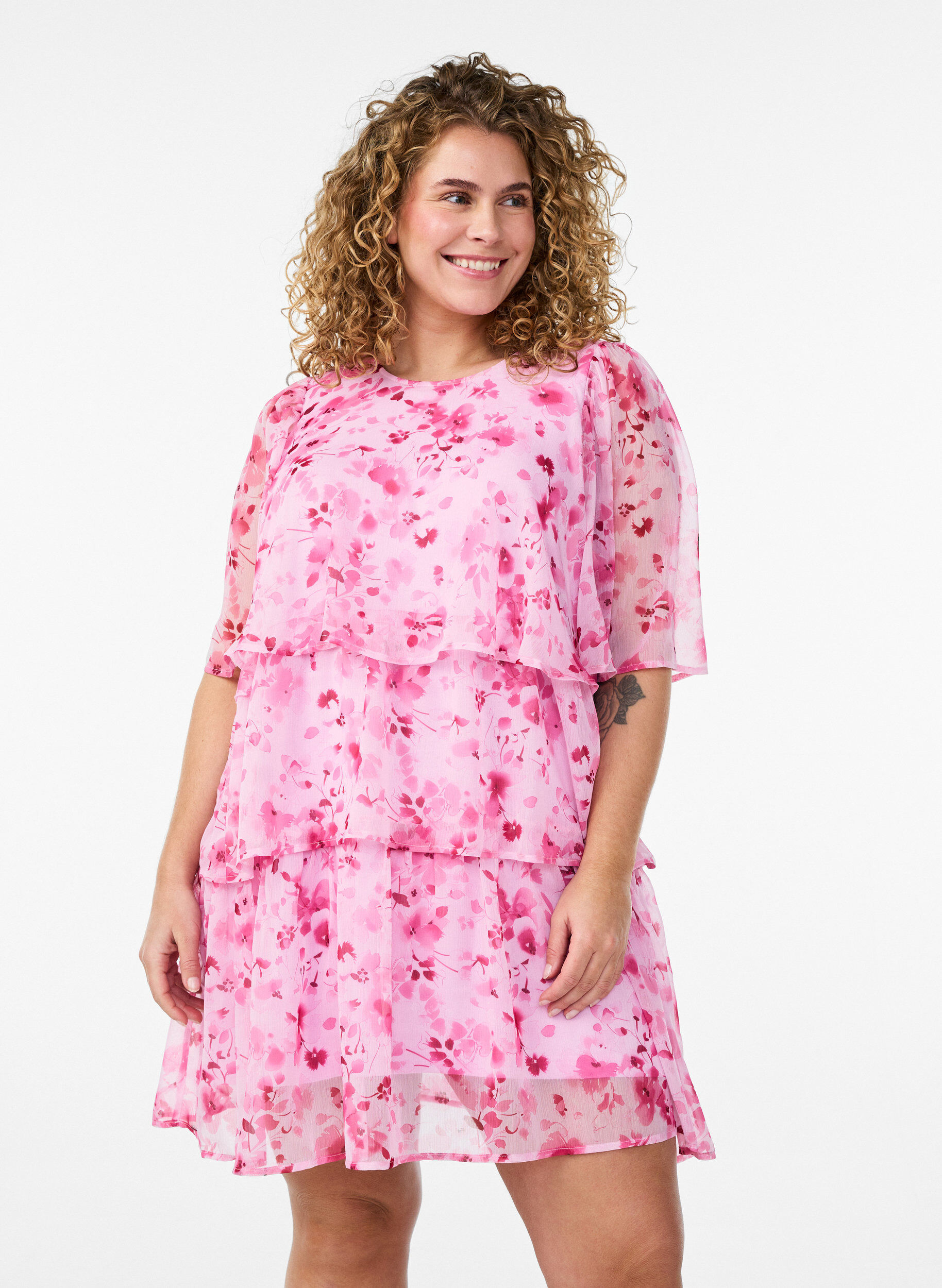 Kurzes Kleid in Chiffon-Optik mit Blumenprint und Volantlagen, Pink, Model