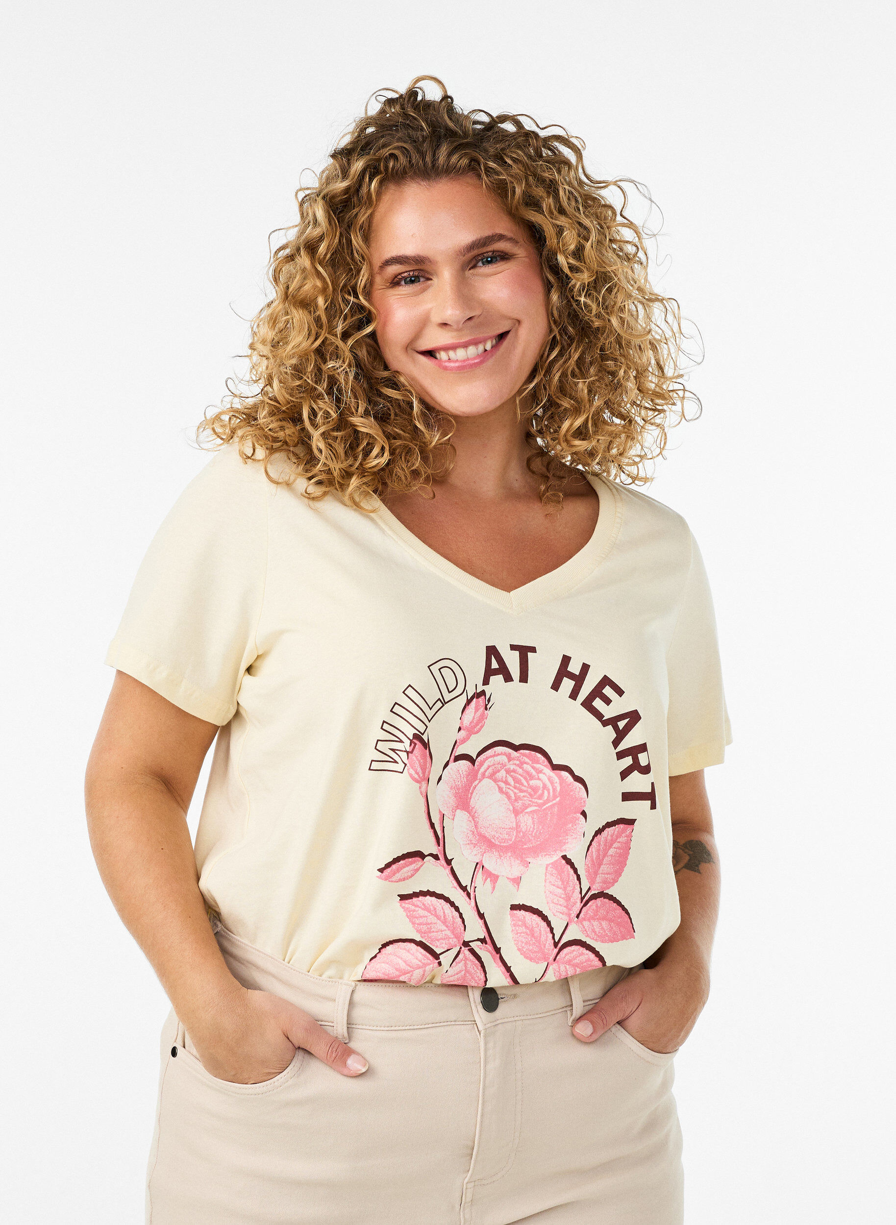 ZizziT-Shirt aus Baumwolle mit Frontprint und V-Ausschnitt, Beige, Model image number 0