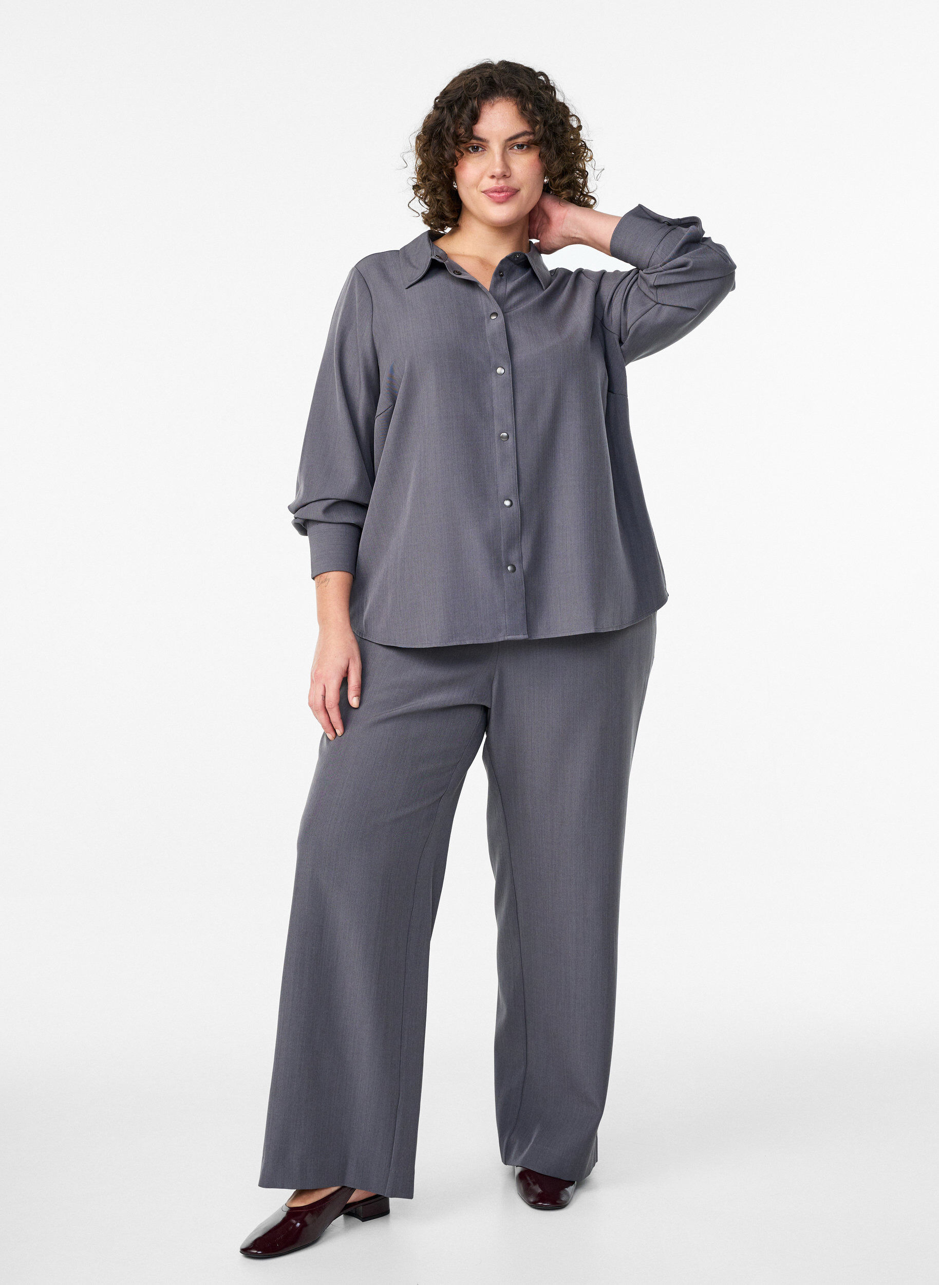 Hoch taillierte Anzughose mit weiten Beinen, Grau, Model