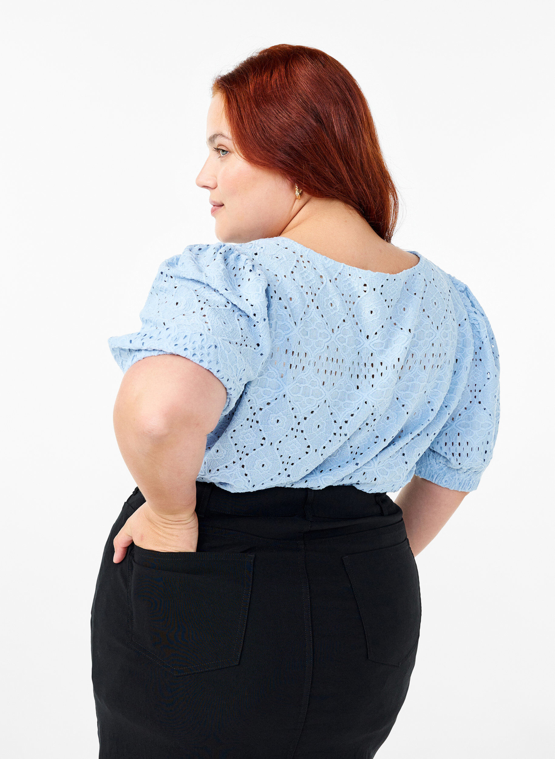 Zizzi Kurz&auml;rmelige Bluse mit Lochmuster, Cashmere Blue, Model image number 1
