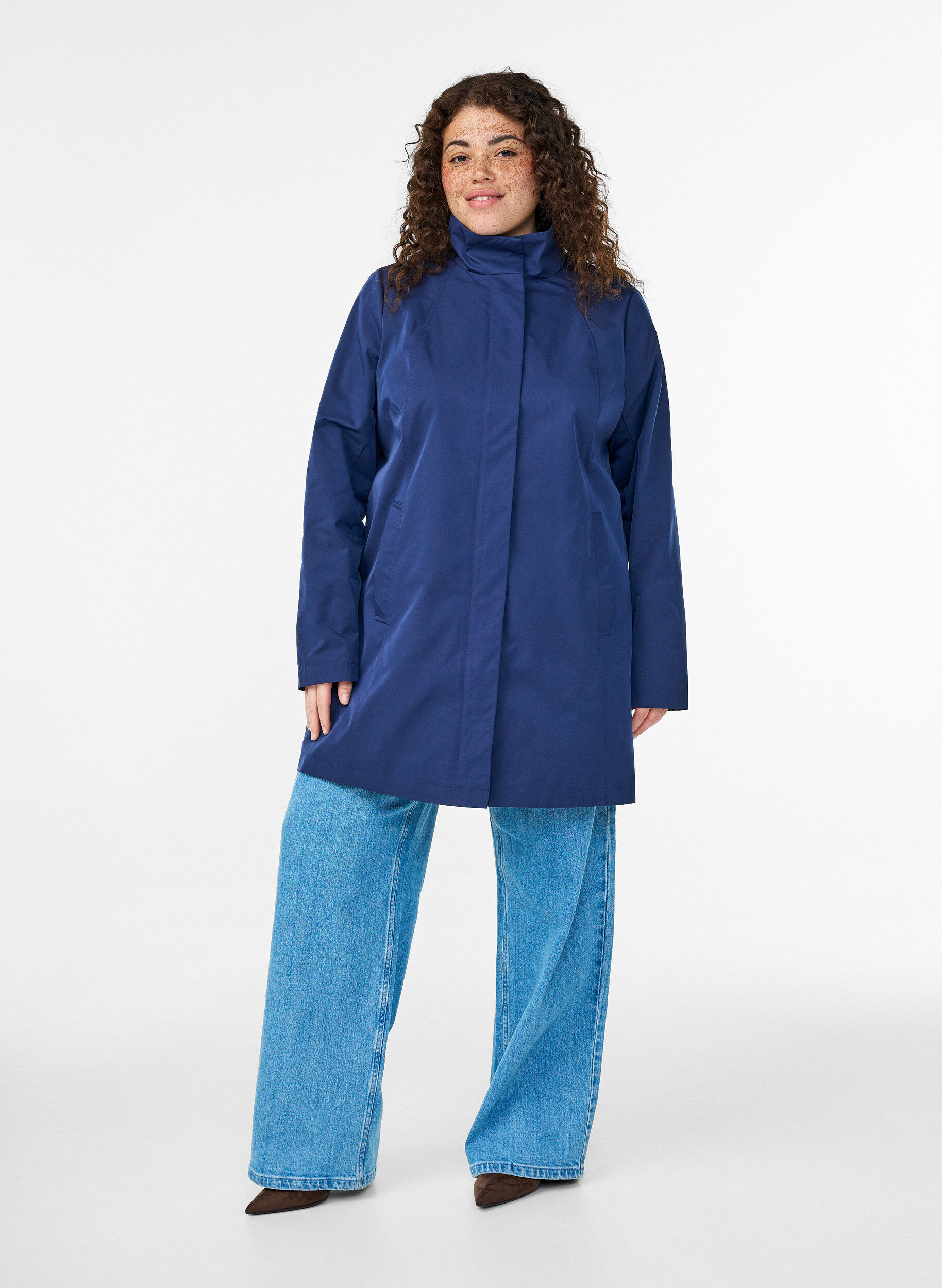 Zizzi&Uuml;bergangsjacke mit Taschen und hohem Kragen, Blau, Model image number 1