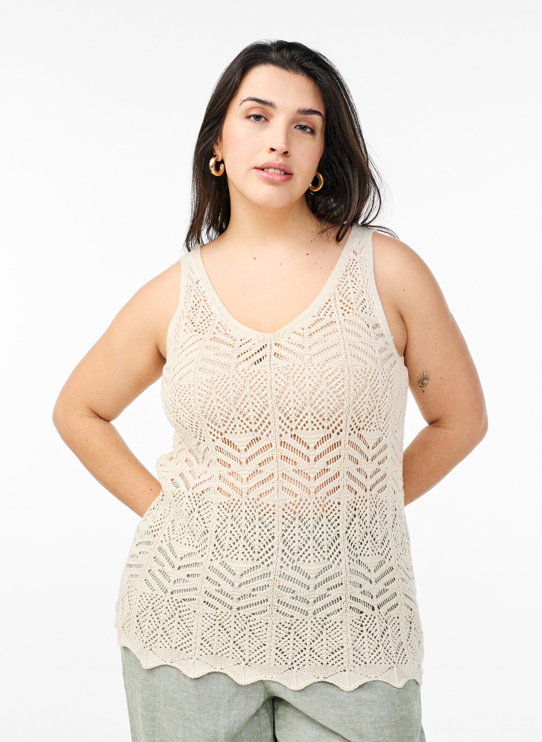 Zizzi&Auml;rmellose Stricktop mit V-Ausschnitt, Beige, Model image number 0