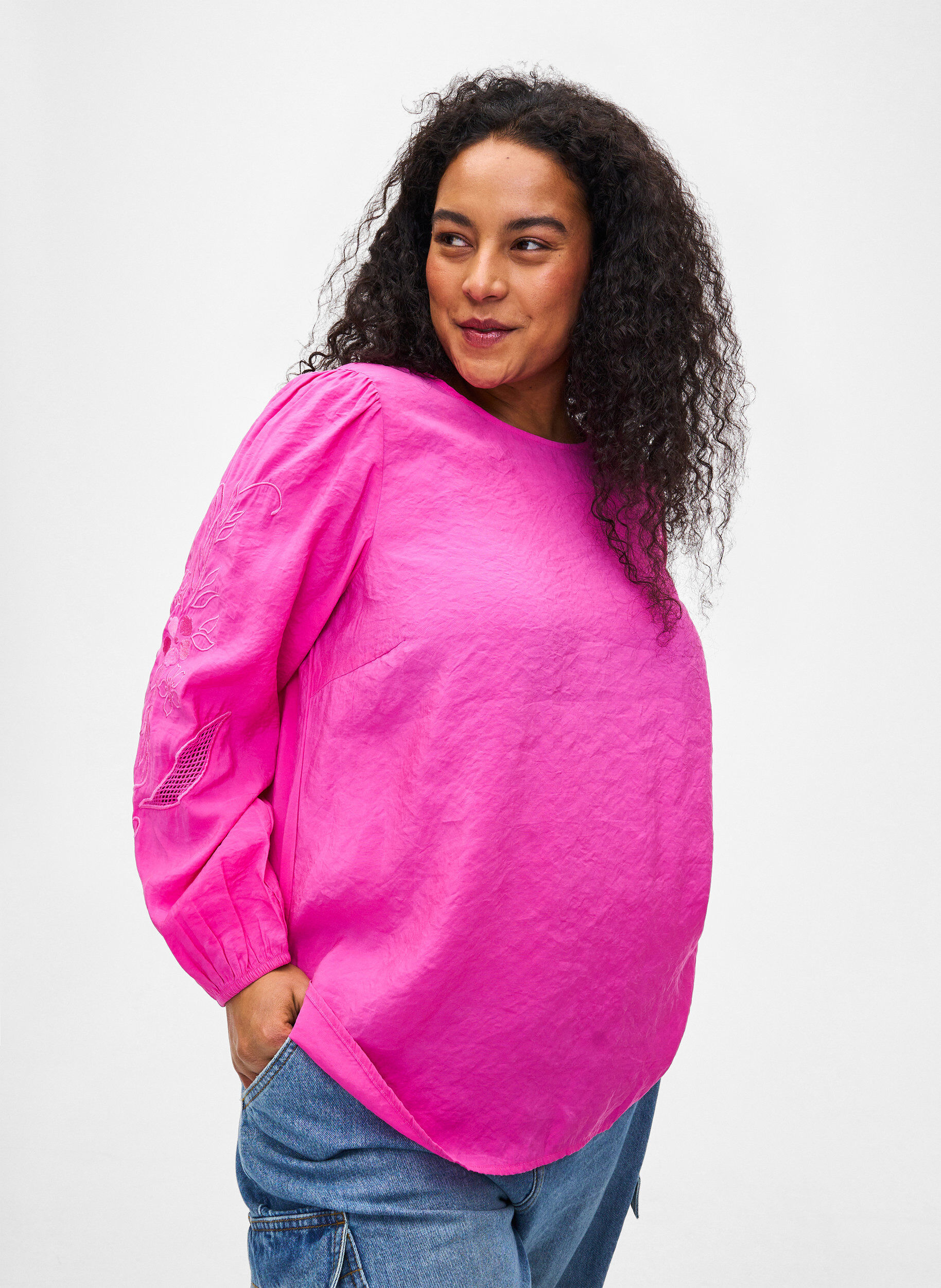 Bluse aus TENCEL&trade;-Modal mit gestickten Details, Phlox Pink, Model