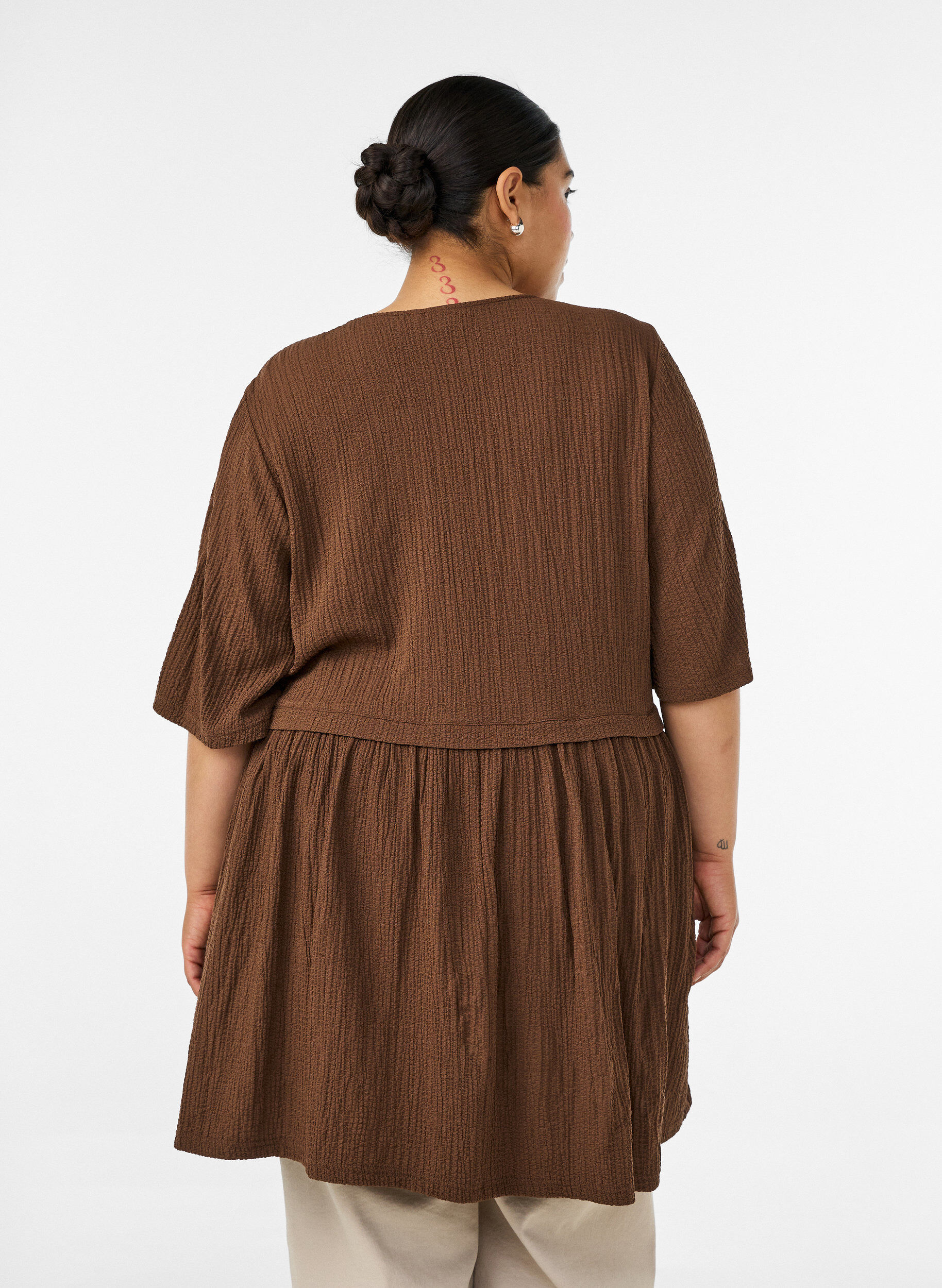 ZizziTunika mit Crinkle-Struktur und 1/2-&Auml;rmeln, Braun, Model image number 2