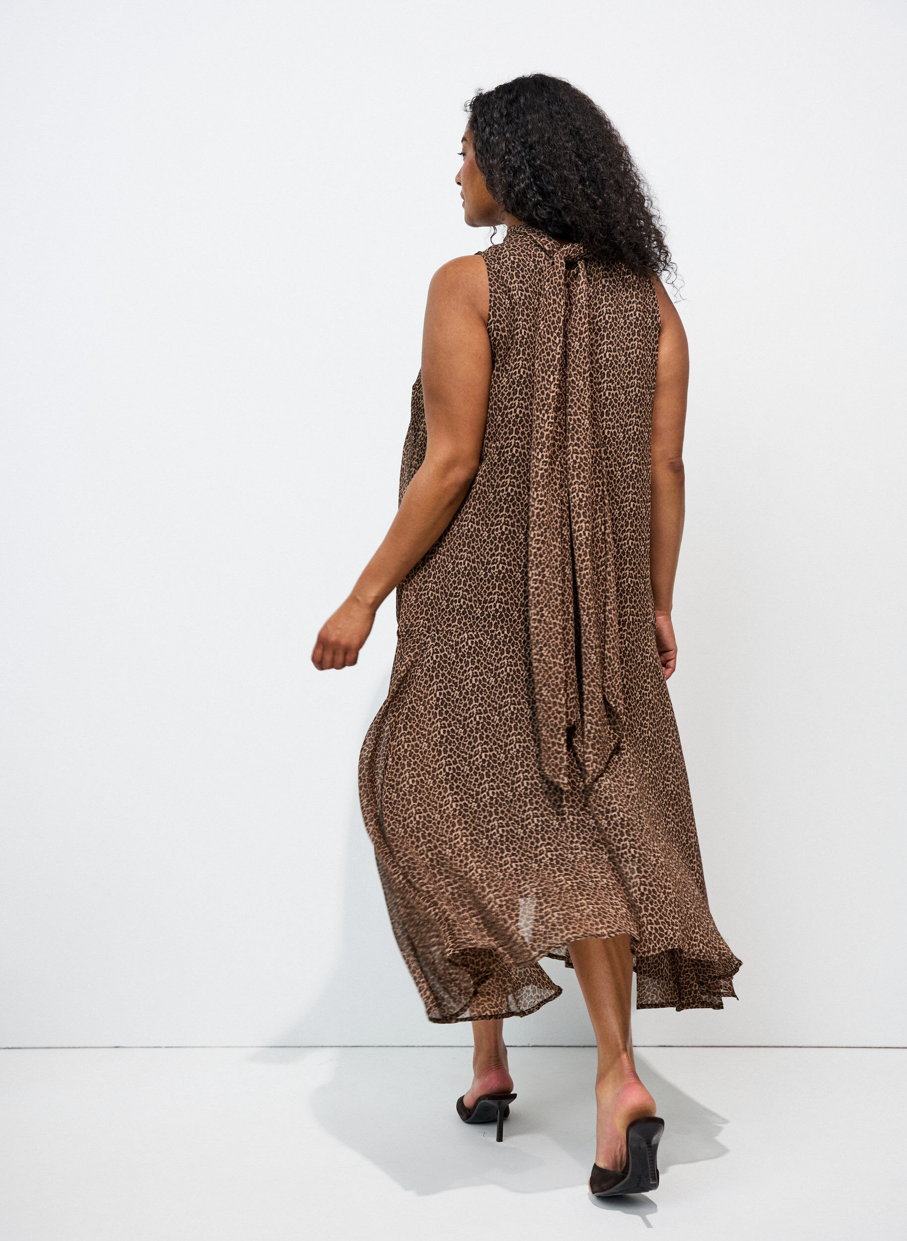 ZizziMidikleid aus Chiffon mit Leo-Print und Bindeband in der Taille, Braun, Model image number 1