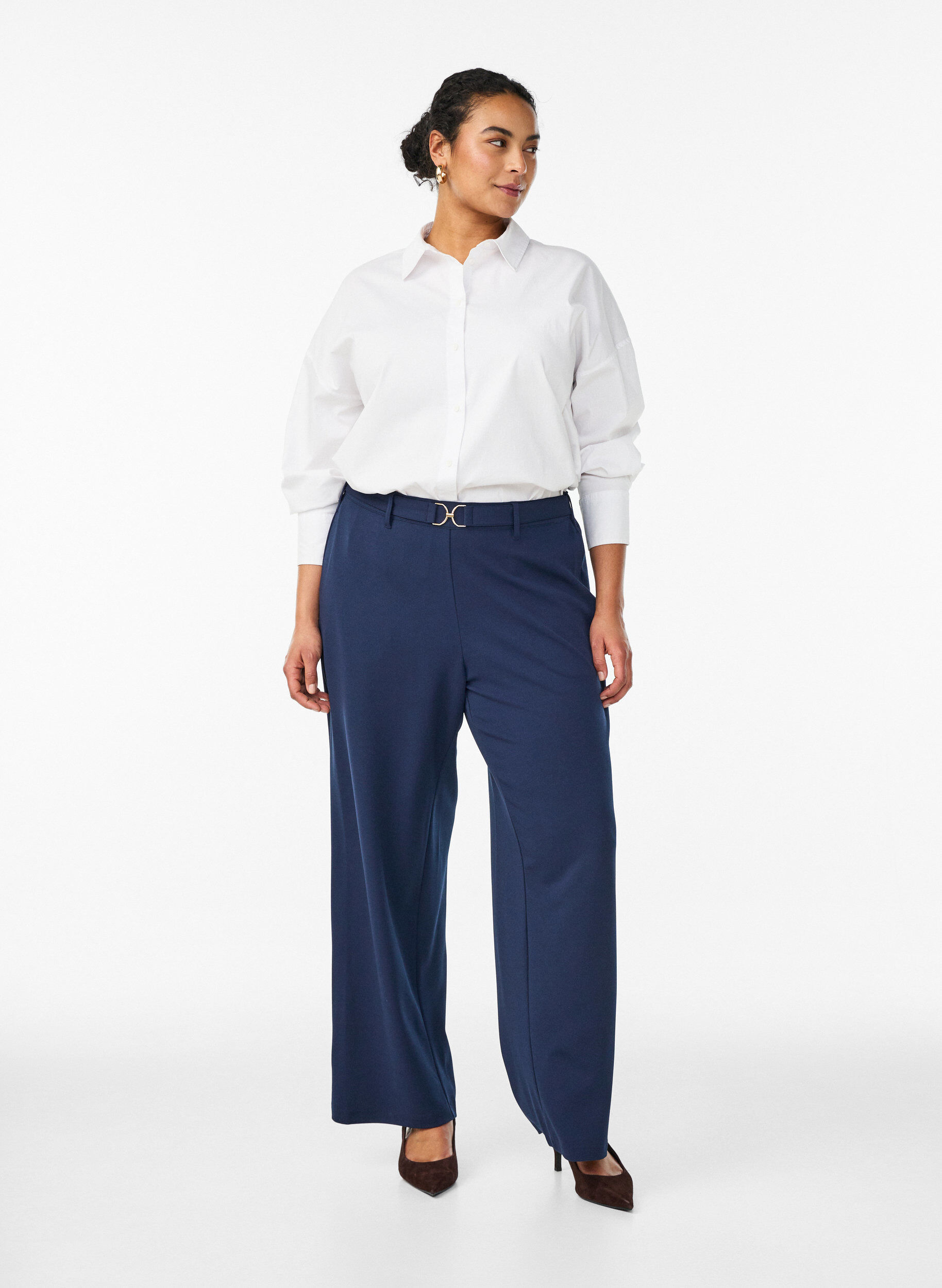 ZizziHoch taillierte Hose mit G&uuml;rtel und goldener Schnalle, Blau, Model image number 0