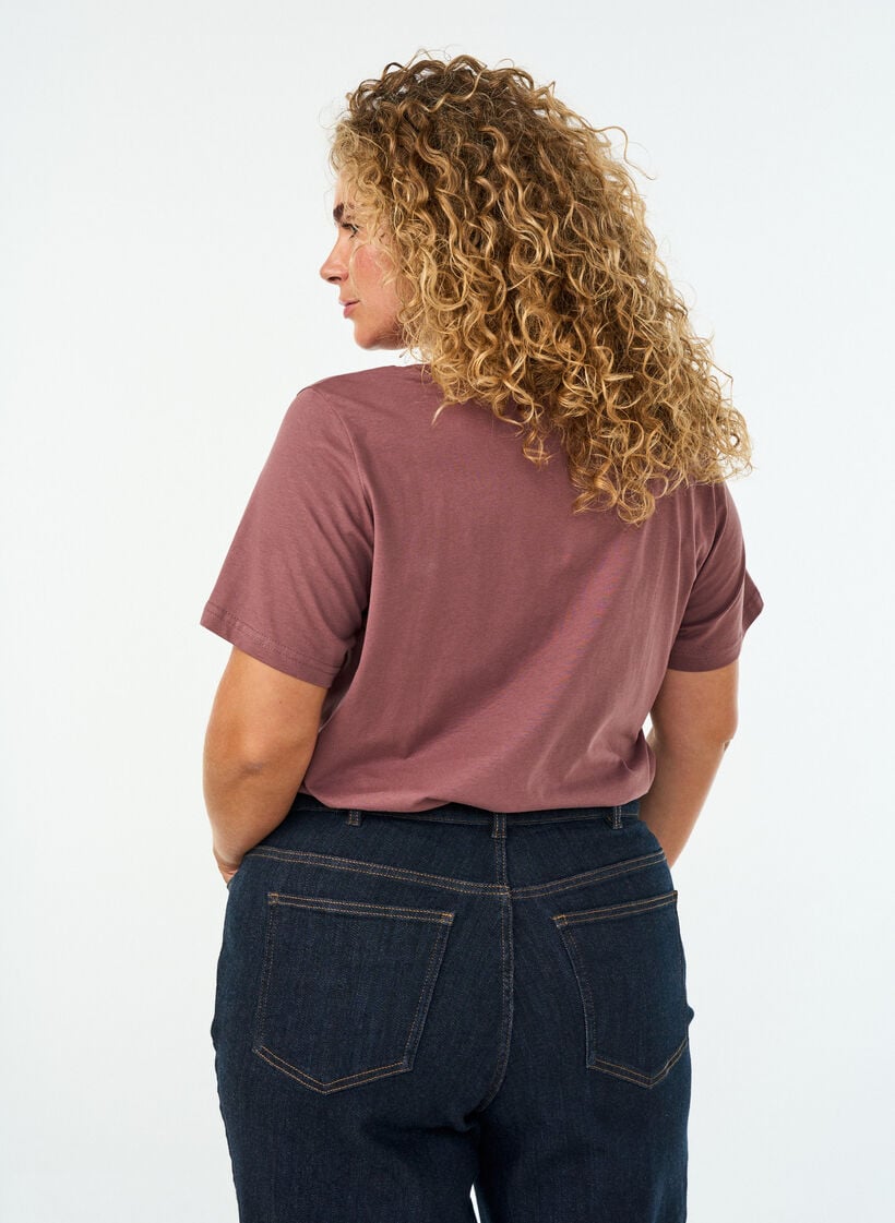 T-Shirt aus Baumwolle mit Frontprint und V-Ausschnitt, Rot, Model image number 2