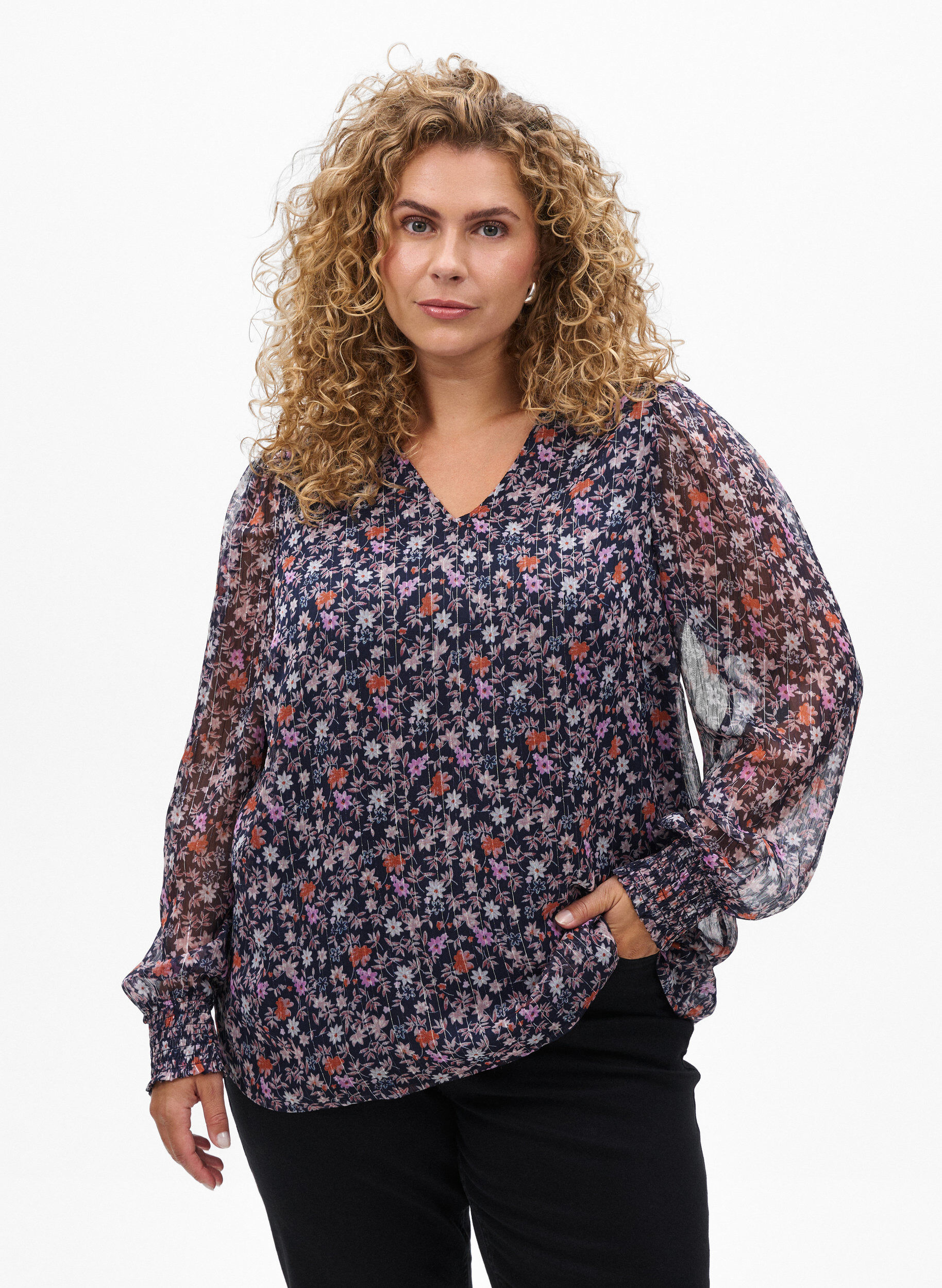 Bluse mit gebl&uuml;mtem Print und Glitzerfaden, Blau, Model