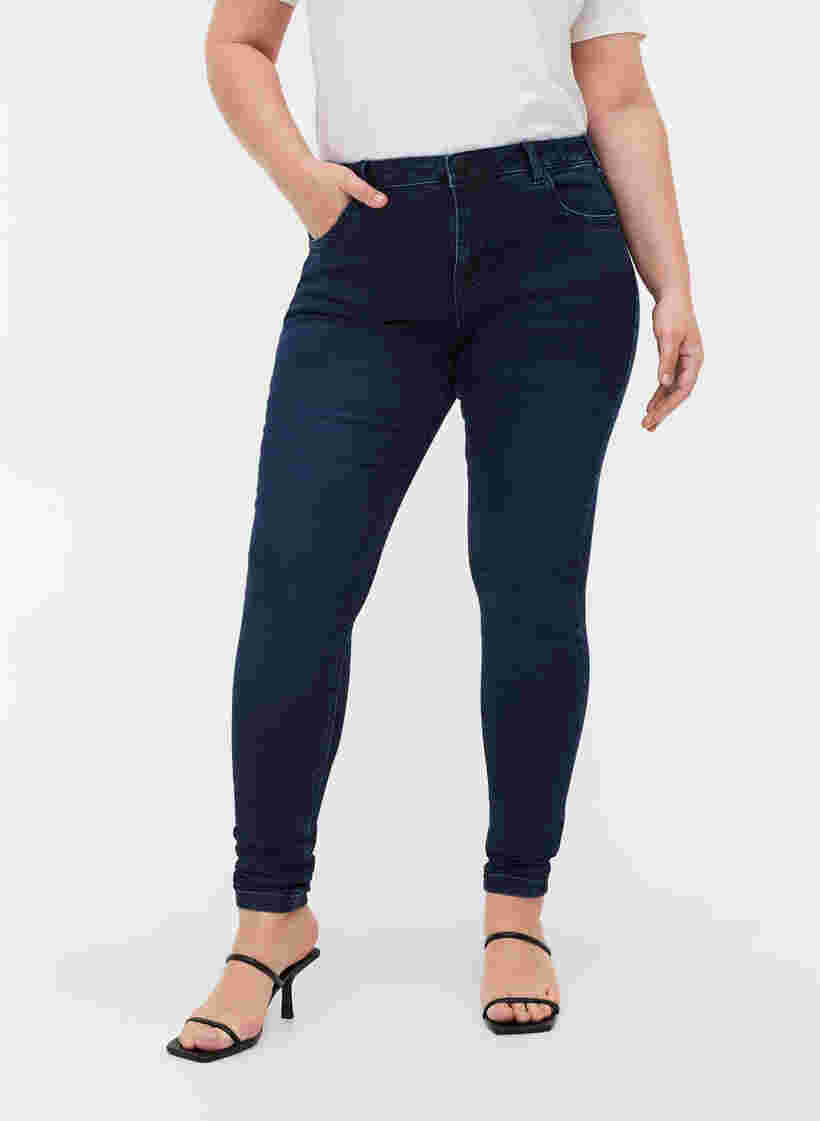 Super Slim Amy Jeans mit hoher Taille, Dark blue, Model image number 4