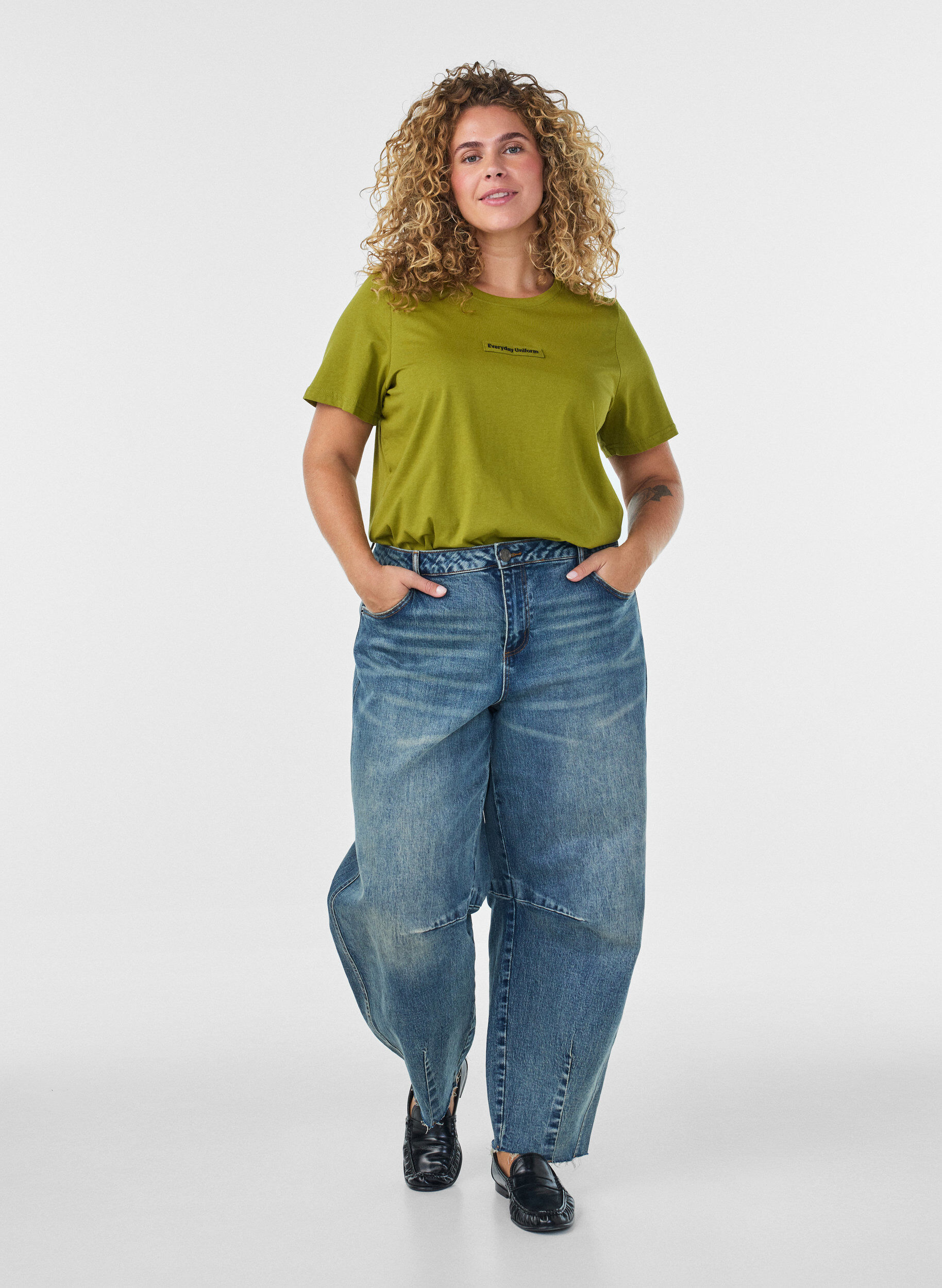 ZizziT-Shirt aus Baumwolle mit Text-Badge, Gr&uuml;n, Model image number 1