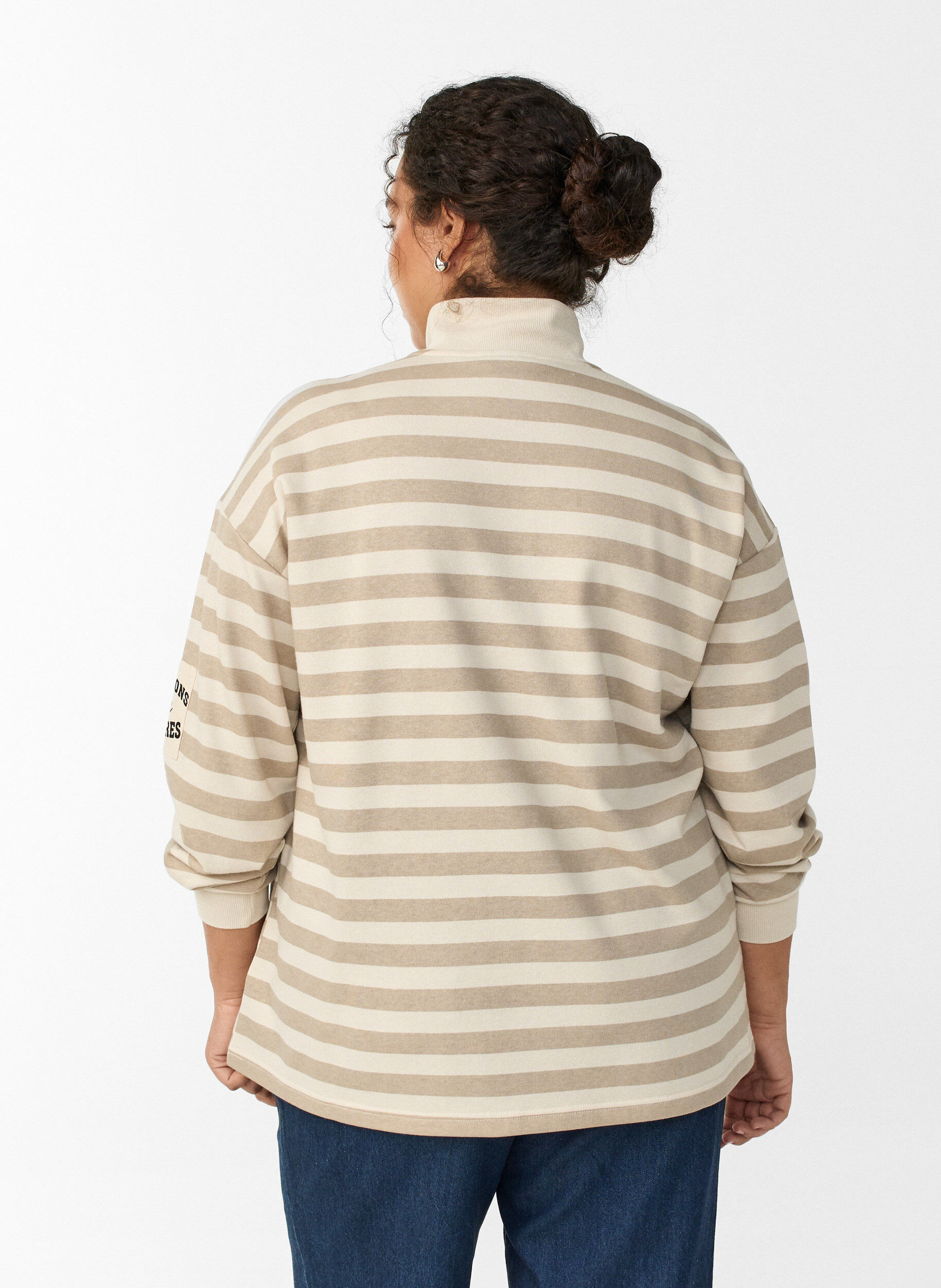 ZizziGestreiftes Sweatshirt mit Stehkragen und Rei&szlig;verschluss, Beige, Model image number 2