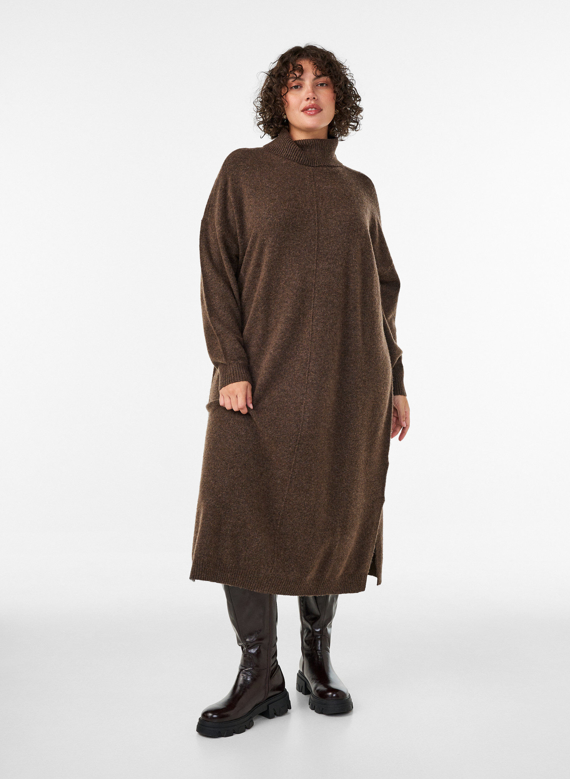 Strickkleid mit Rollkragen und Schlitzen, Braun, Model