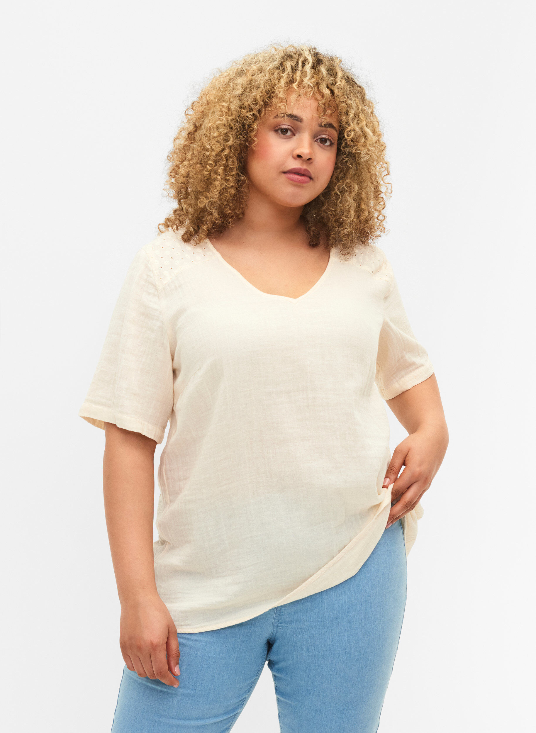 ZizziBluse aus Baumwolle mit Stickerei und kurzen &Auml;rmeln, Buttercream, Model image number 0