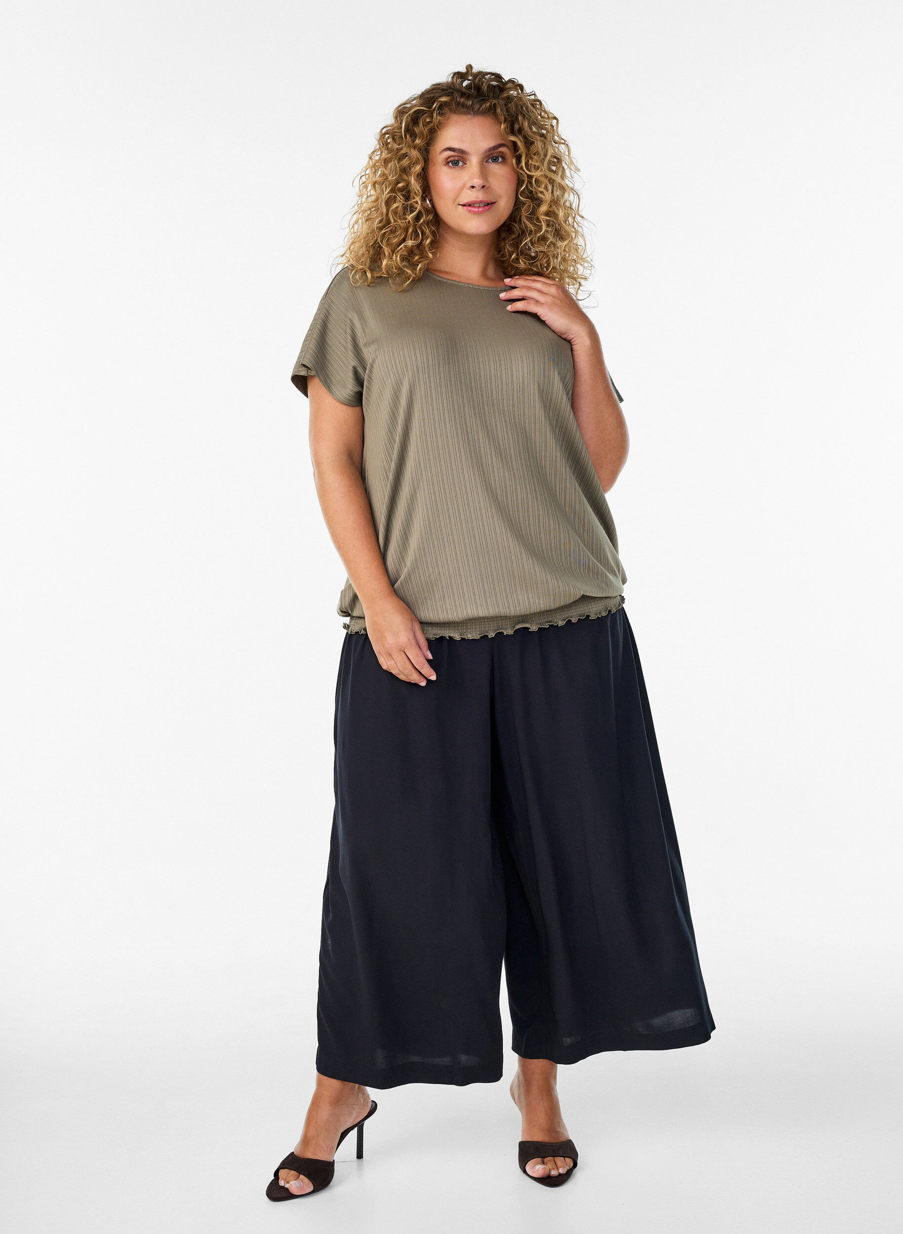 ZizziJersey-Bluse mit strukturierten Streifen und Smocksaum, Braun, Model image number 1