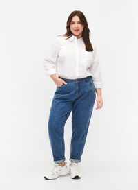 Mille Mom Fit Jeans mit Stickerei, Light Blue Cherry, Model