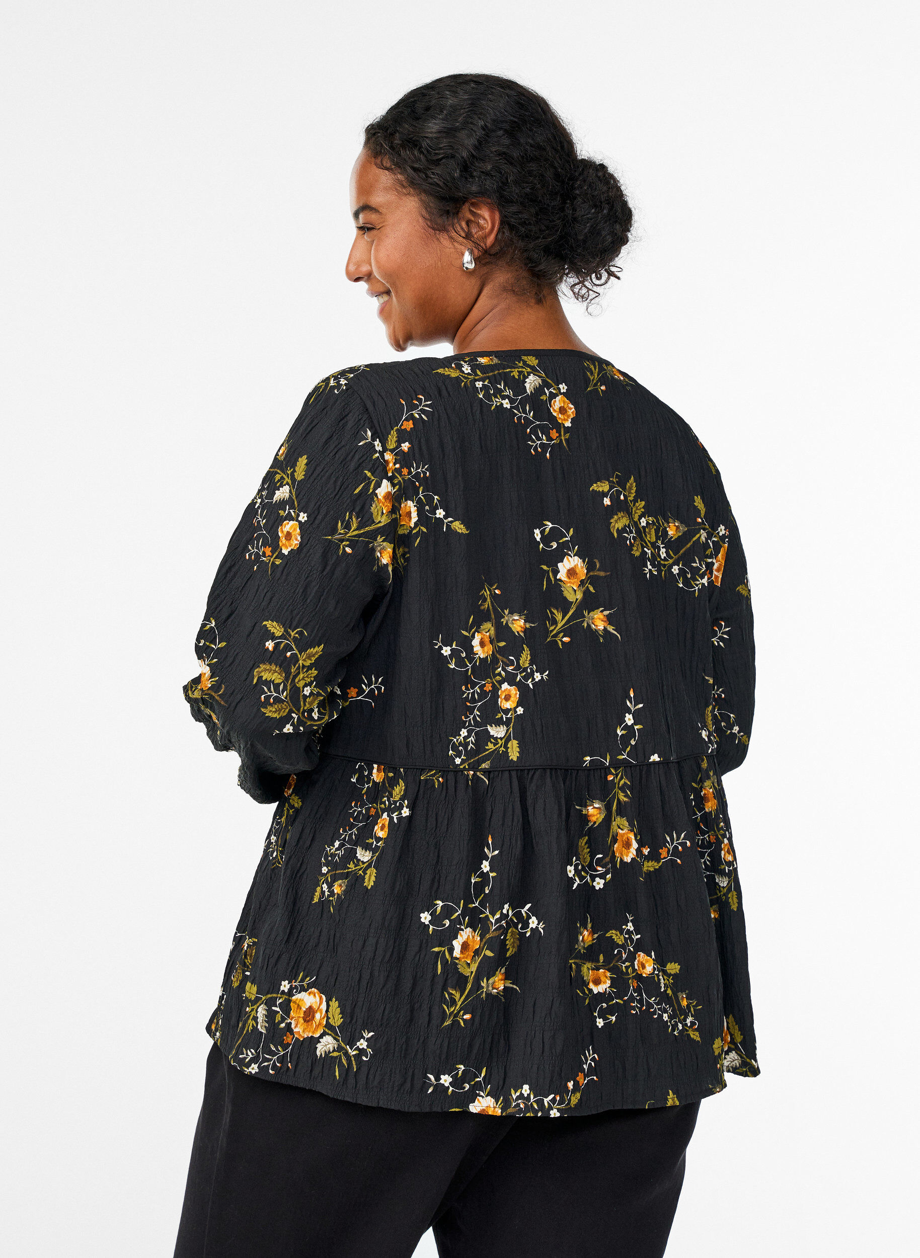 ZizziLang&auml;rmelige Bluse mit gebl&uuml;mtem Muster, Schwarz, Model image number 2