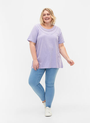 T-Shirt aus Baumwolle mit Spitzenband, Lavender, Model image number 2