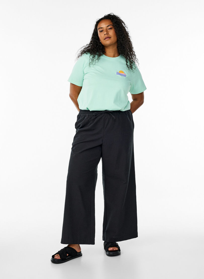 T-Shirt aus Bio-Baumwolle mit R&uuml;ckenprint, Gr&uuml;n, Model image number 1