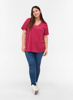 T-Shirt aus Bio-Baumwolle mit V-Ausschnitt, Sangria, Model image number 2