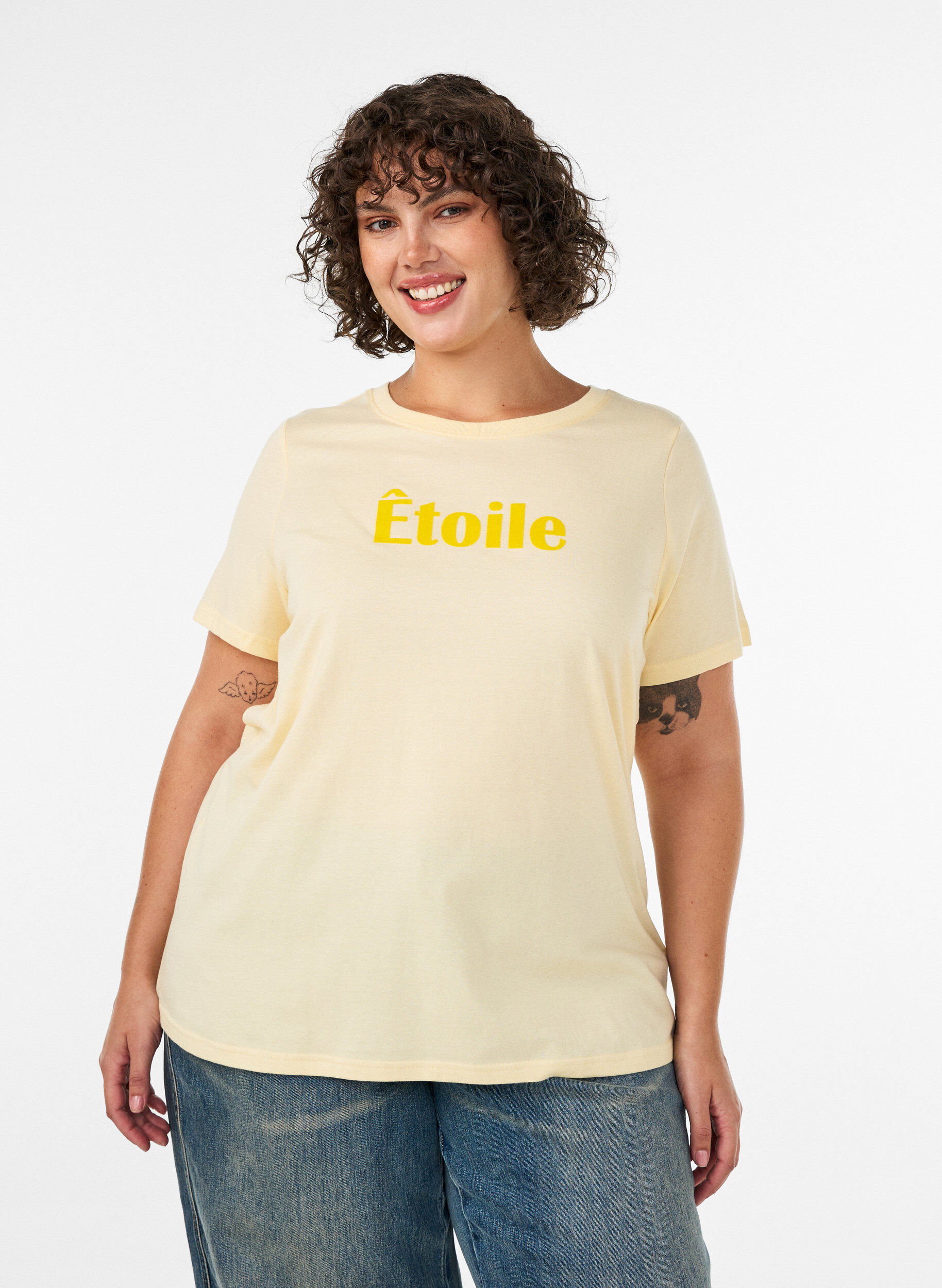 ZizziT-Shirt aus Bio-Baumwolle mit Text aus Velours, Gelb, Model image number 0