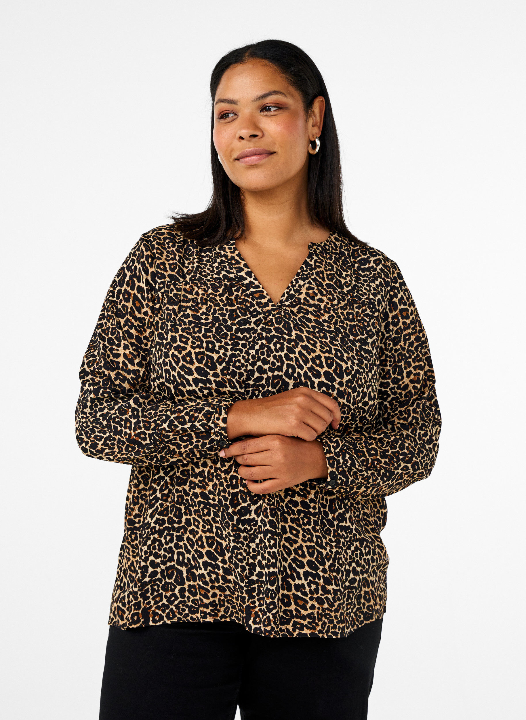 Lang&auml;rmelige Bluse mit Leopardenmuster und V-Ausschnitt, Braun, Model