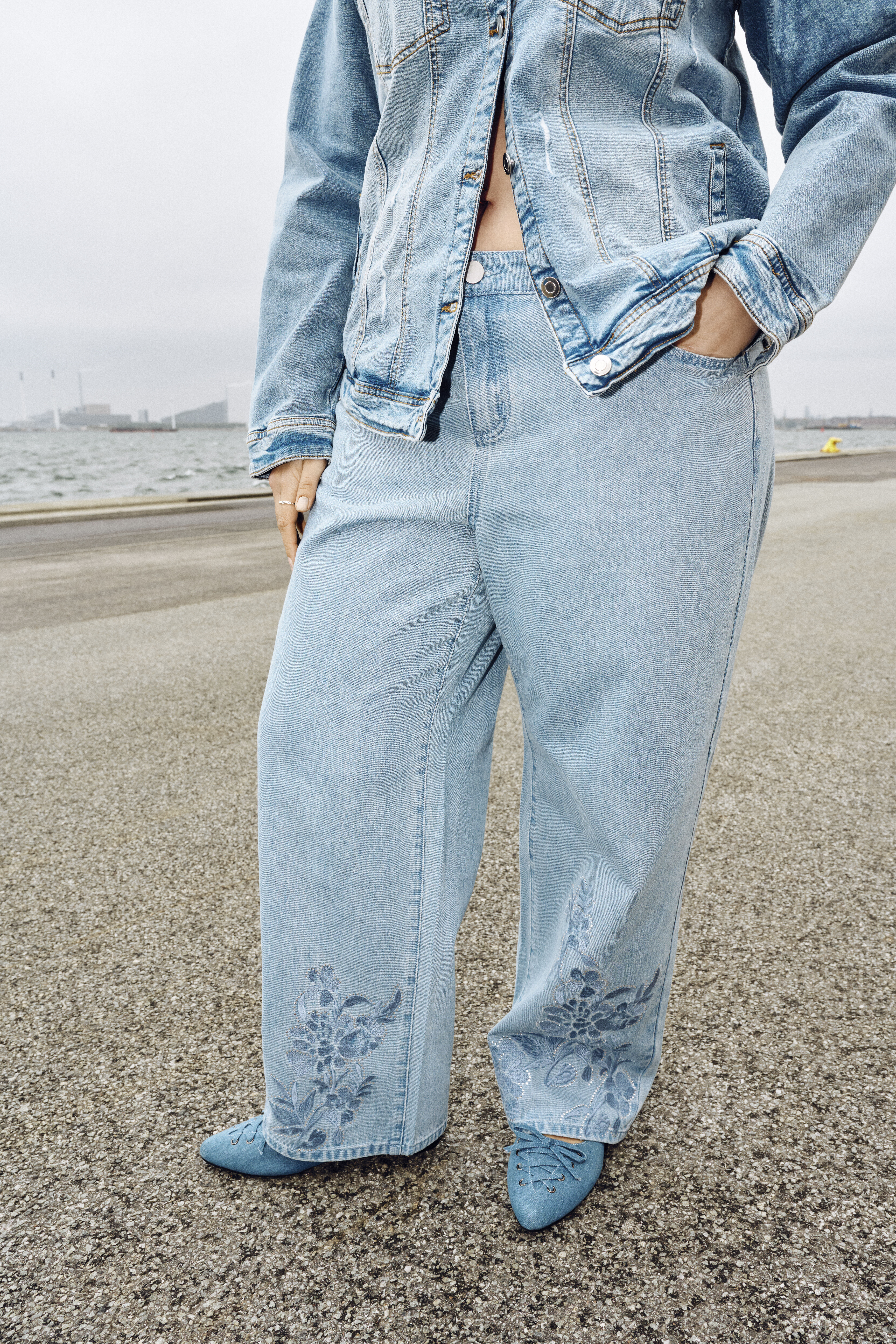 ZizziJeans mit weiter Passform und Blumendetails, , Model