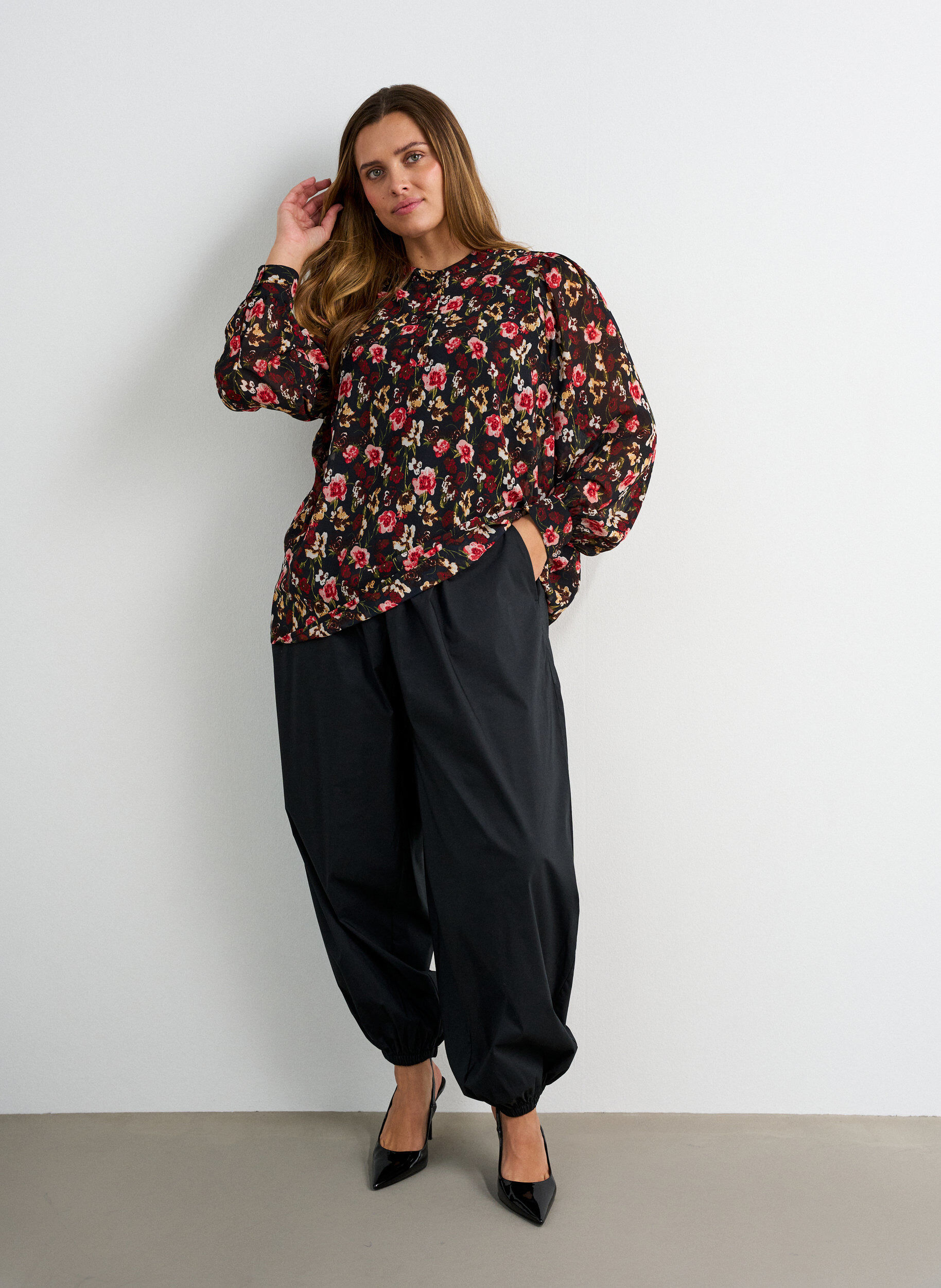ZizziBluse mit Allover-Print und kurzer Knopfleiste, Rot, Model image number 1