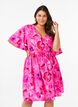 Knielanges Kleid mit Blumenprint und Wickeloptik, Pink Rose AOP, Model image number 0