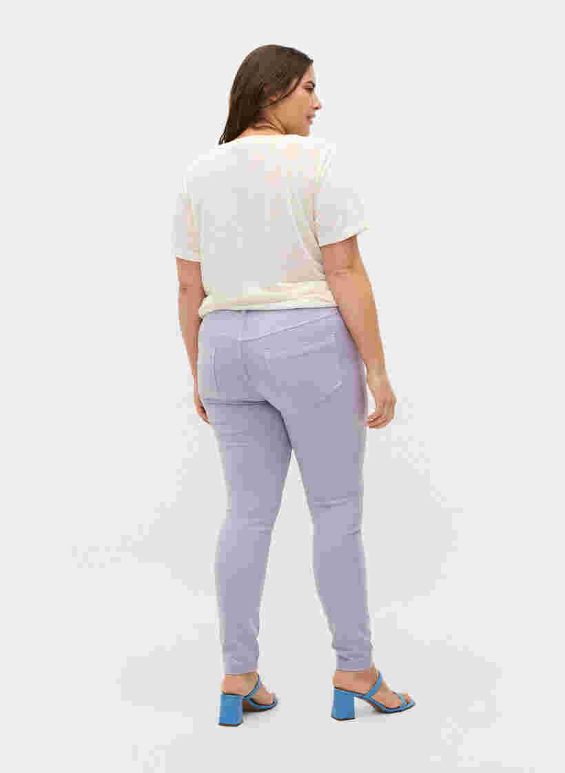Super Slim Amy Jeans mit hoher Taille, Lavender, Model image number 1