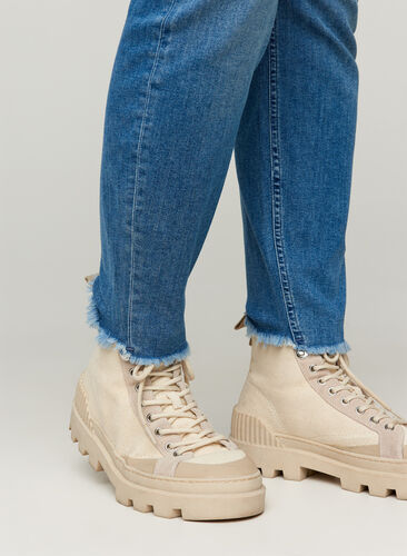 Cropped Amy Jeans mit Fransensaum, Blue denim, Model image number 1
